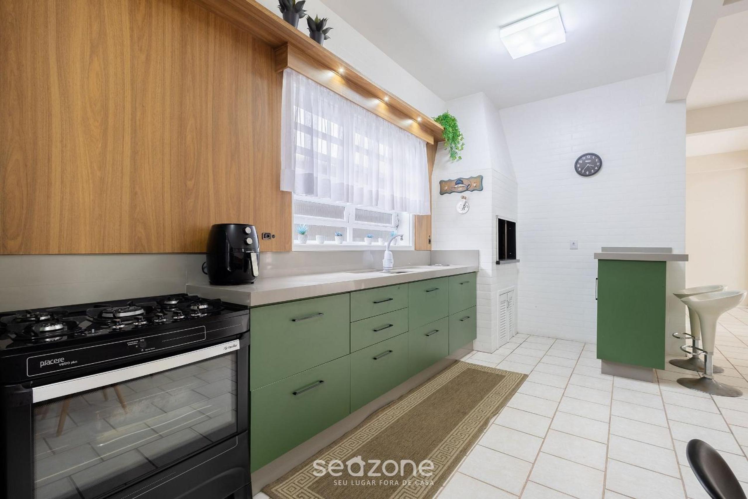 5 Bedroom House 200 m from the Beach CMM0043