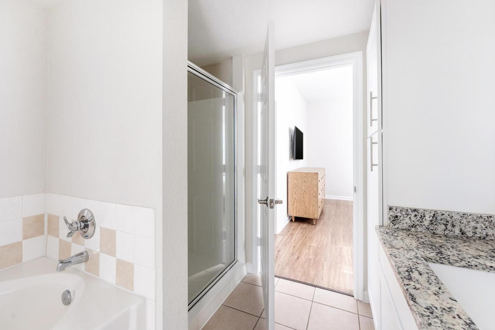 Landing Stunning 1BD Gym Pool