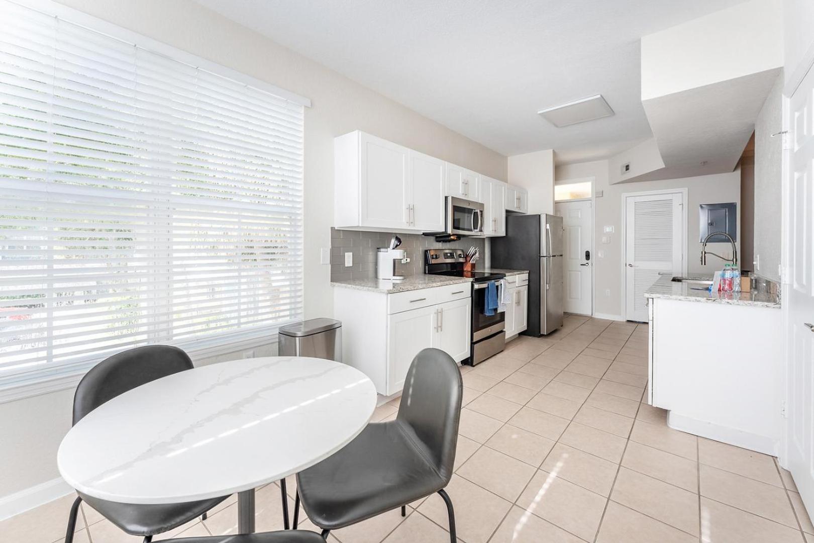 Landing Stunning 1BD Gym Pool