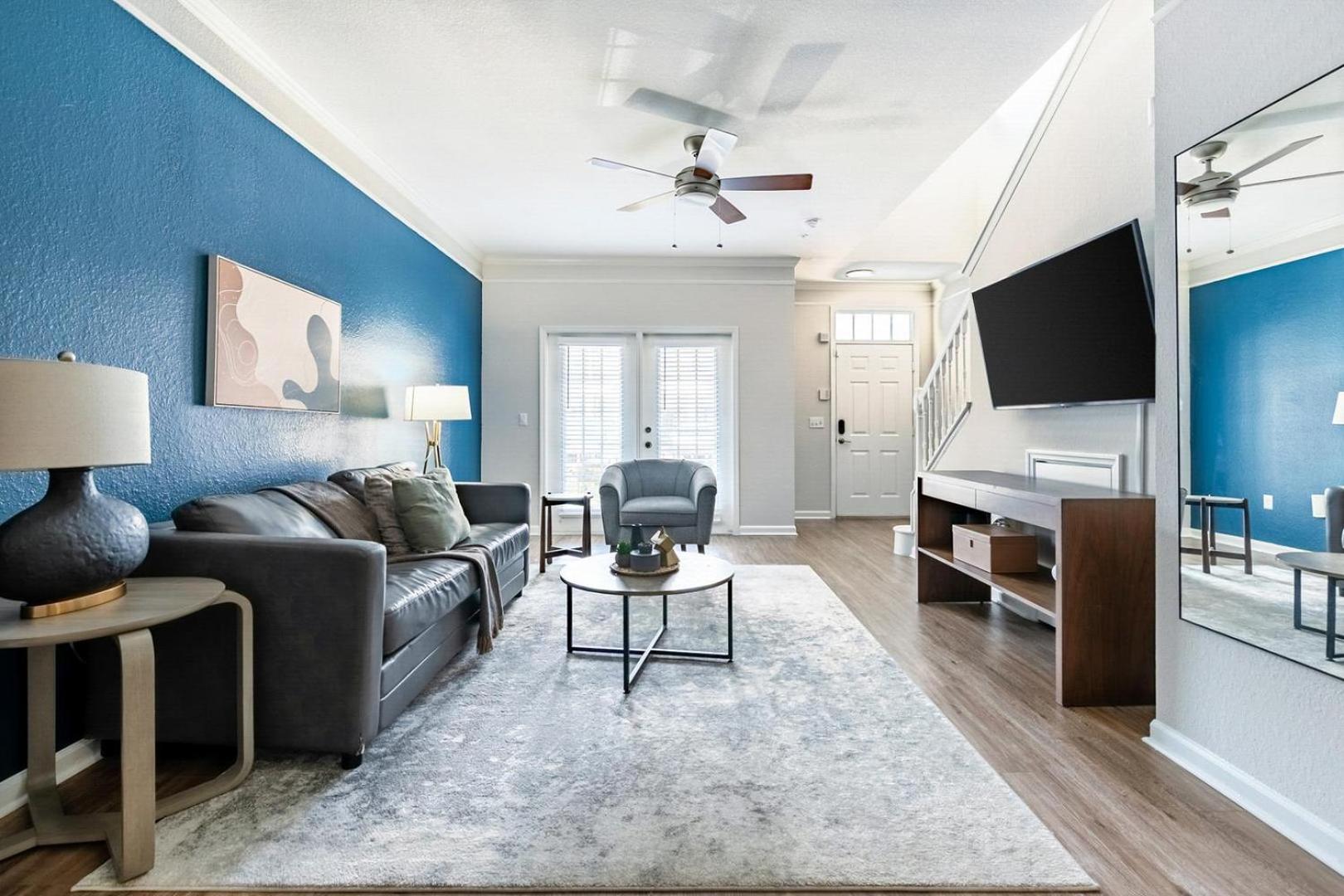 Landing Stunning 1BD Gym Pool
