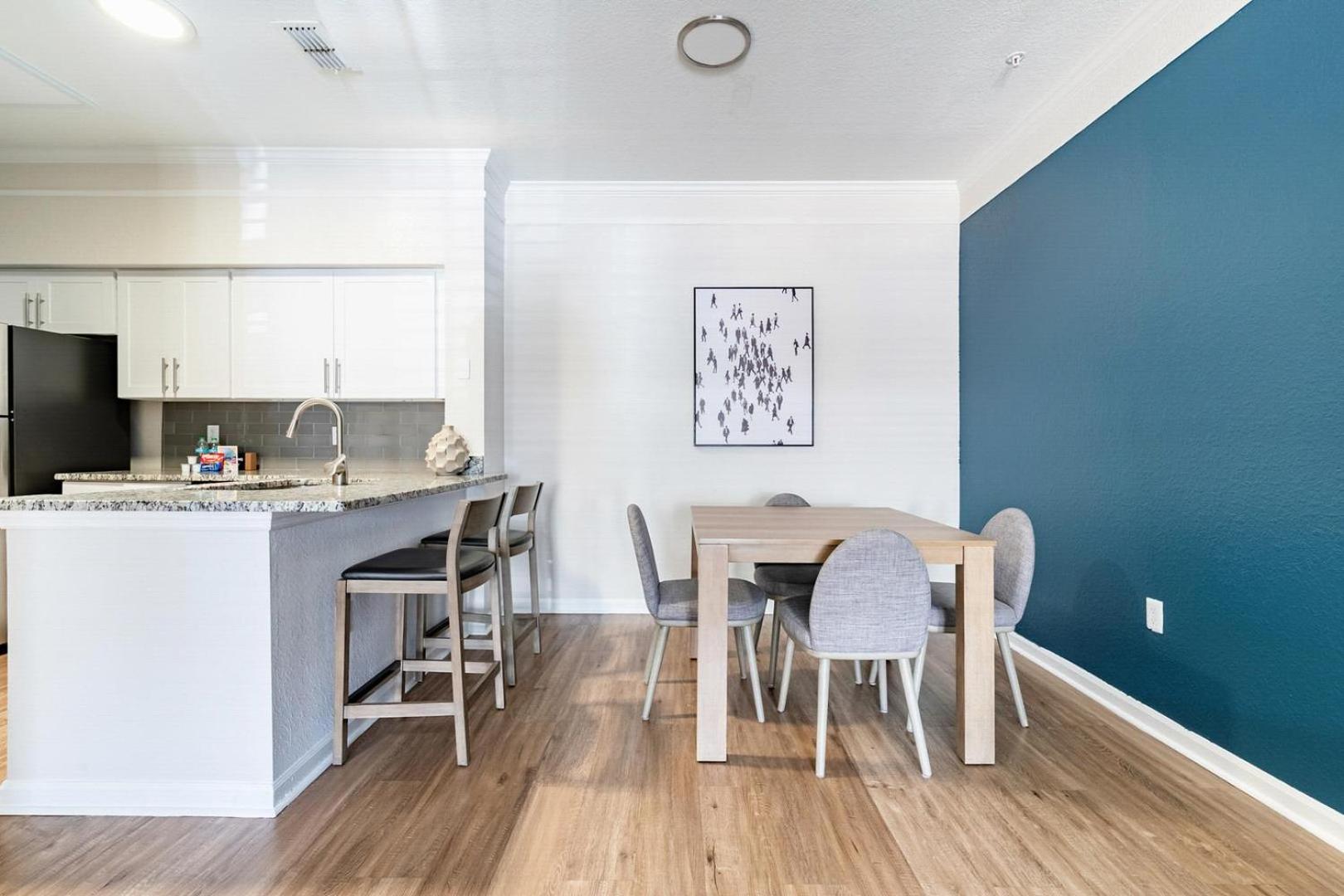 Landing Stunning 1BD Gym Pool