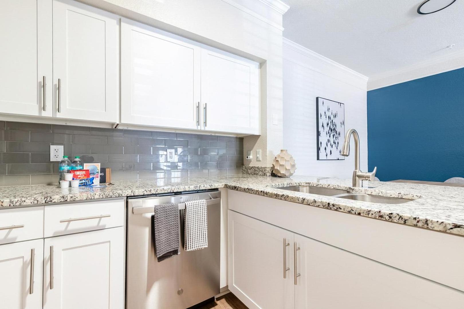 Landing Stunning 1BD Gym Pool