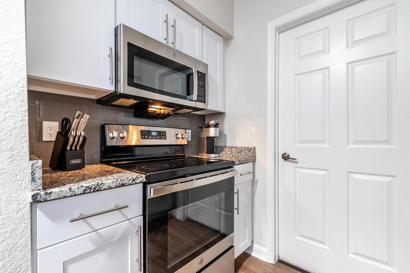 Landing Stunning 1BD Gym Pool