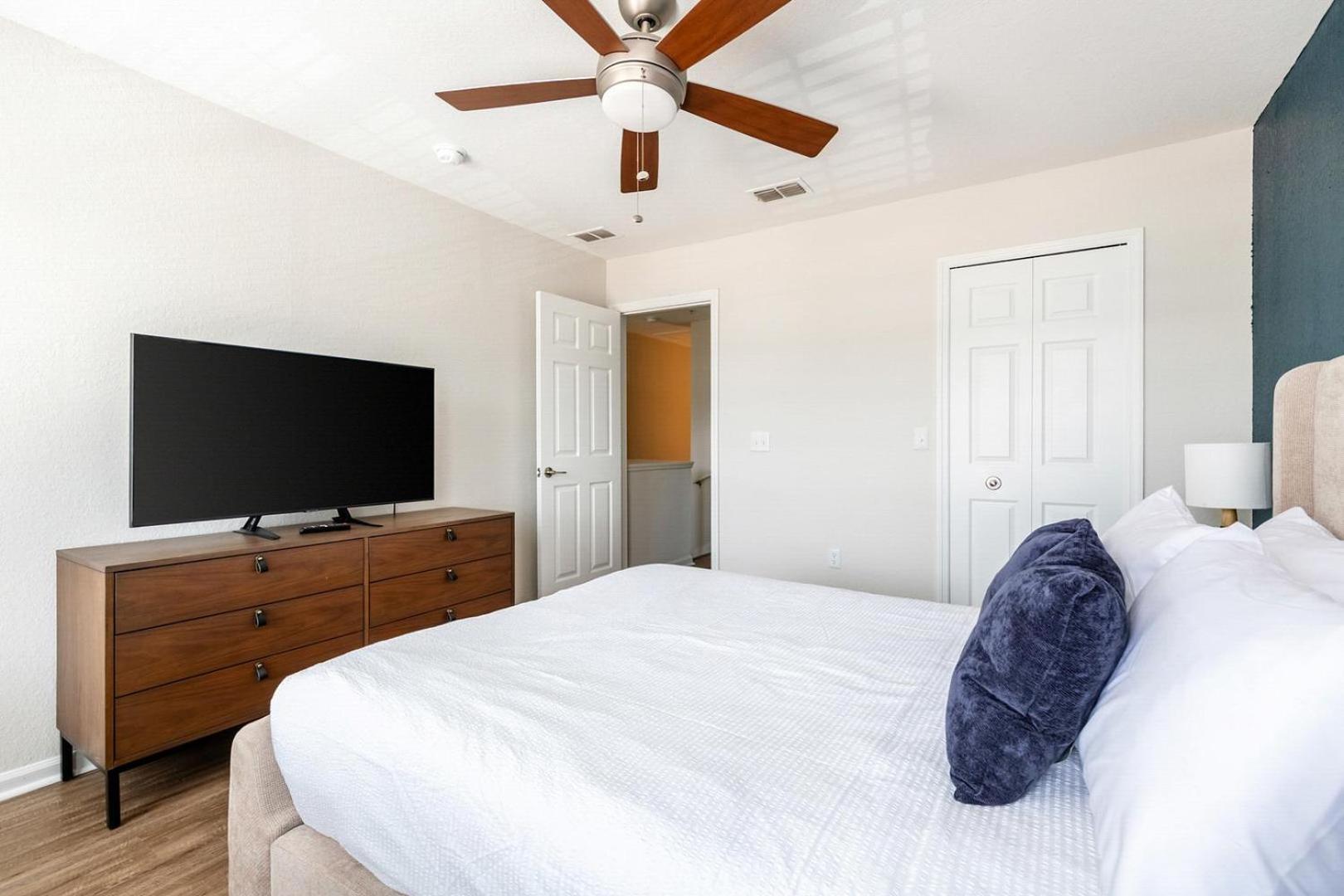 Landing Stunning 1BD Gym Pool