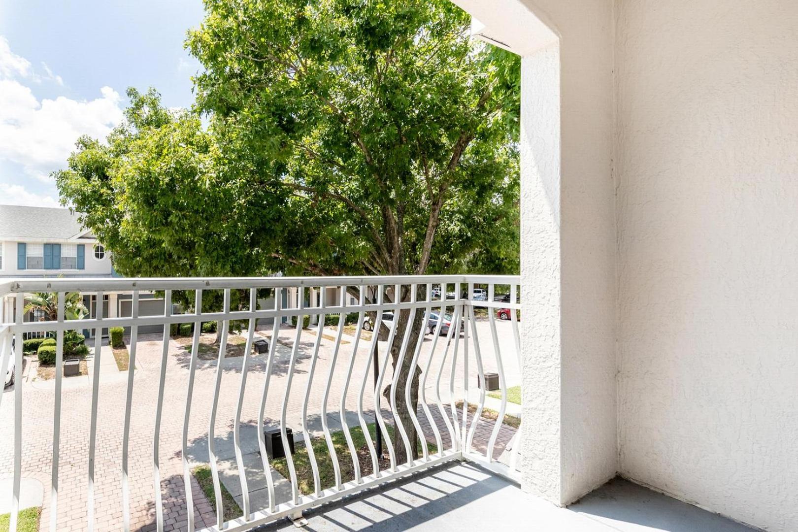 Landing Stunning 1BD Gym Pool