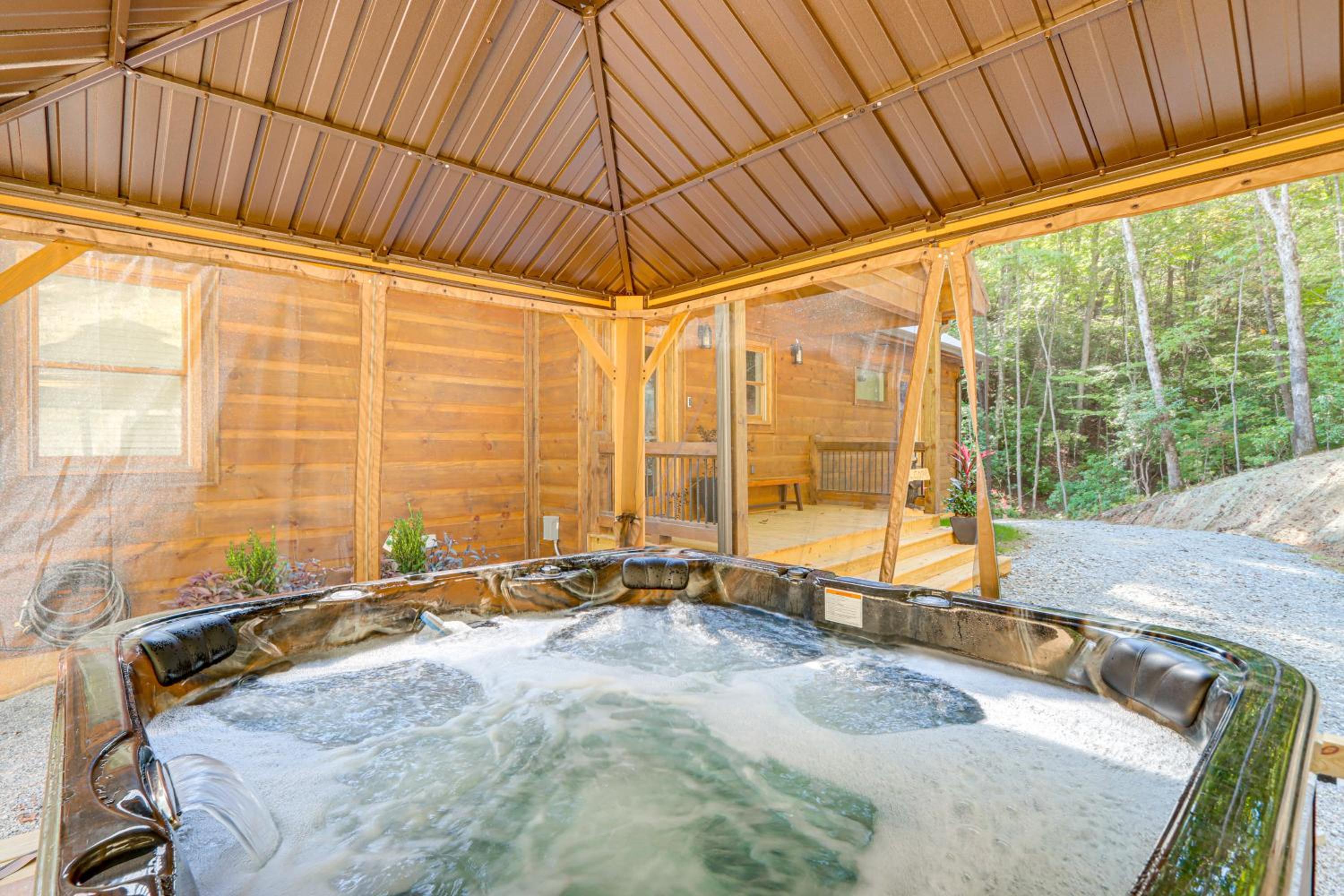 Private Hot Tub! Woodsy Family Cabin in Blue Ridge