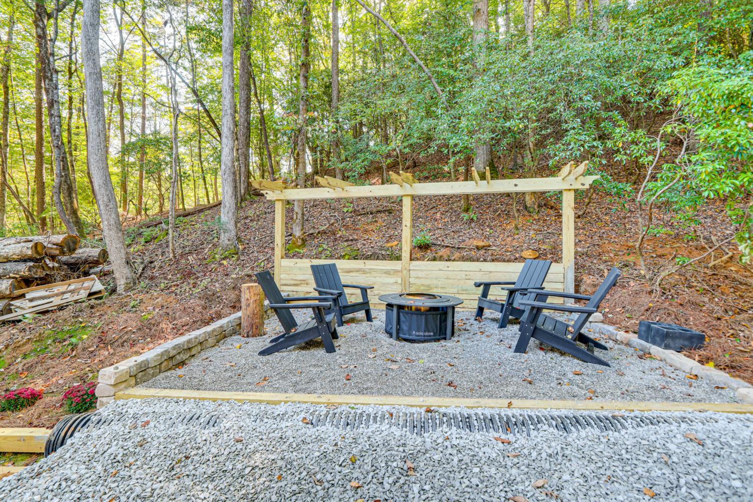 Private Hot Tub! Woodsy Family Cabin in Blue Ridge