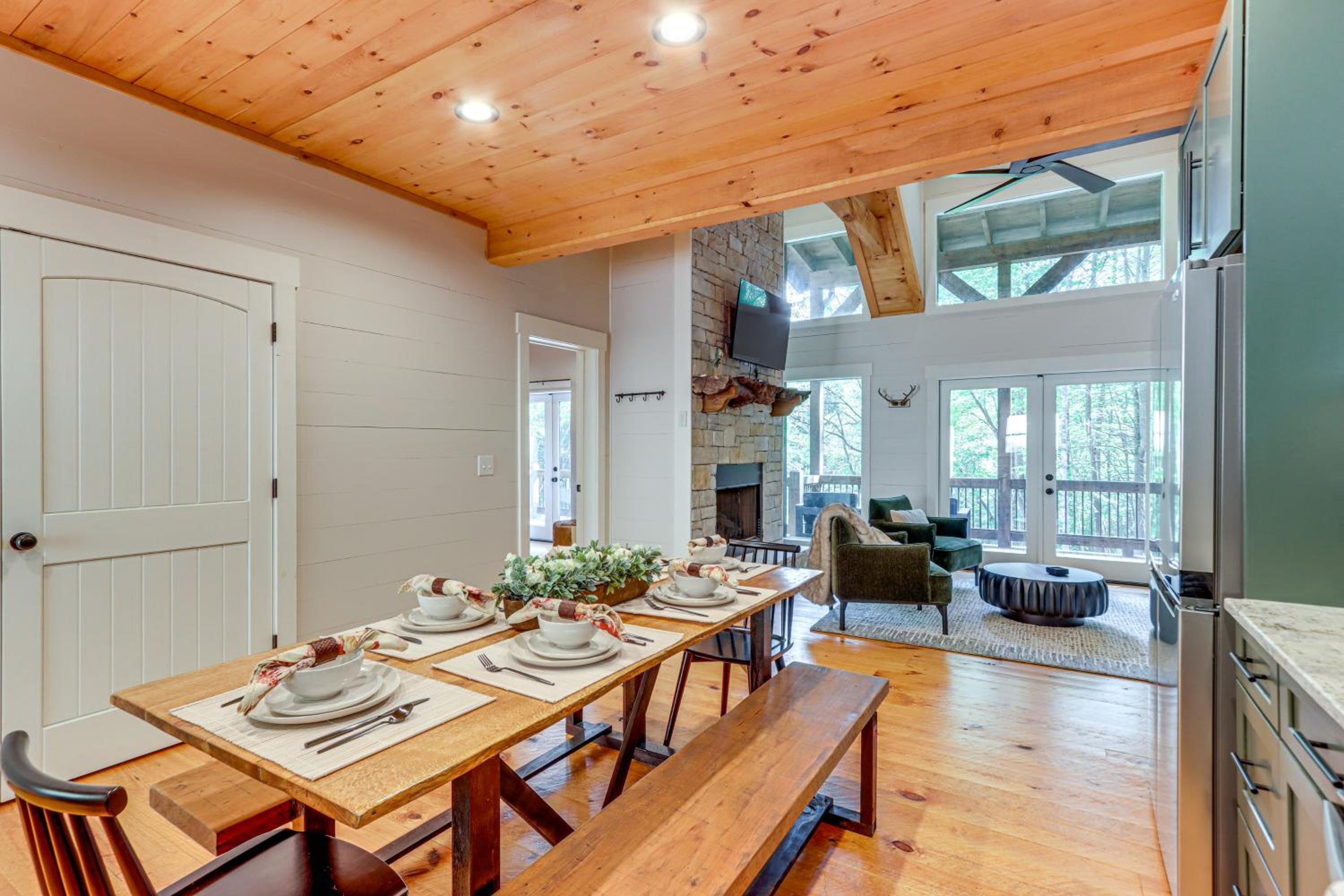 Private Hot Tub! Woodsy Family Cabin in Blue Ridge