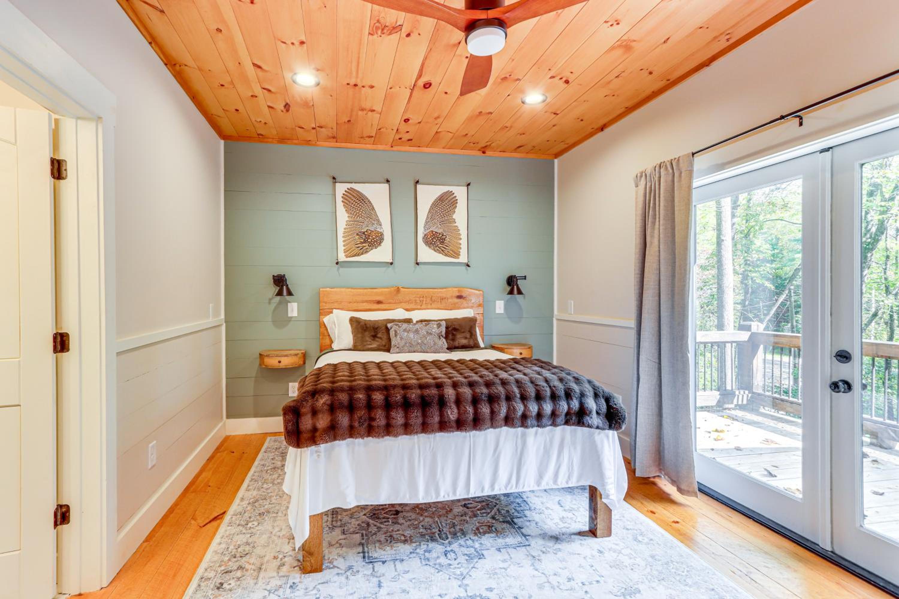 Private Hot Tub! Woodsy Family Cabin in Blue Ridge