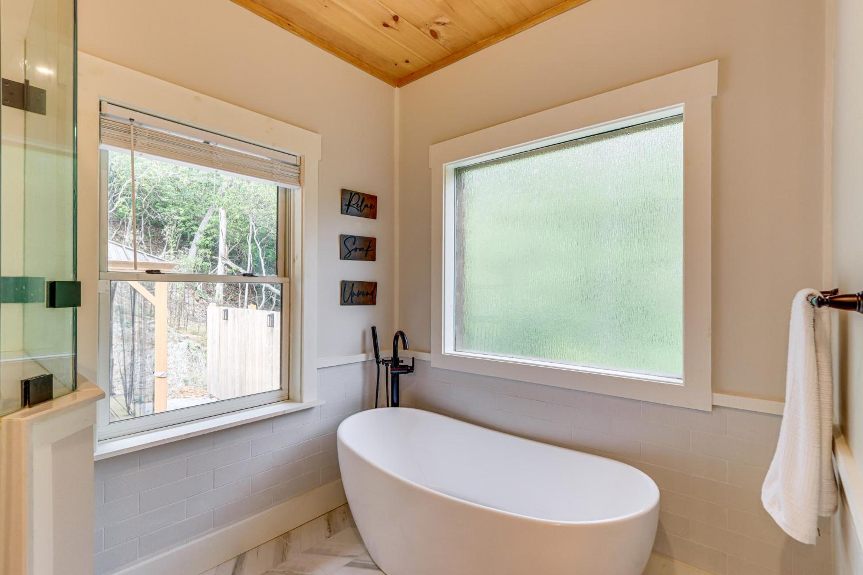 Private Hot Tub! Woodsy Family Cabin in Blue Ridge