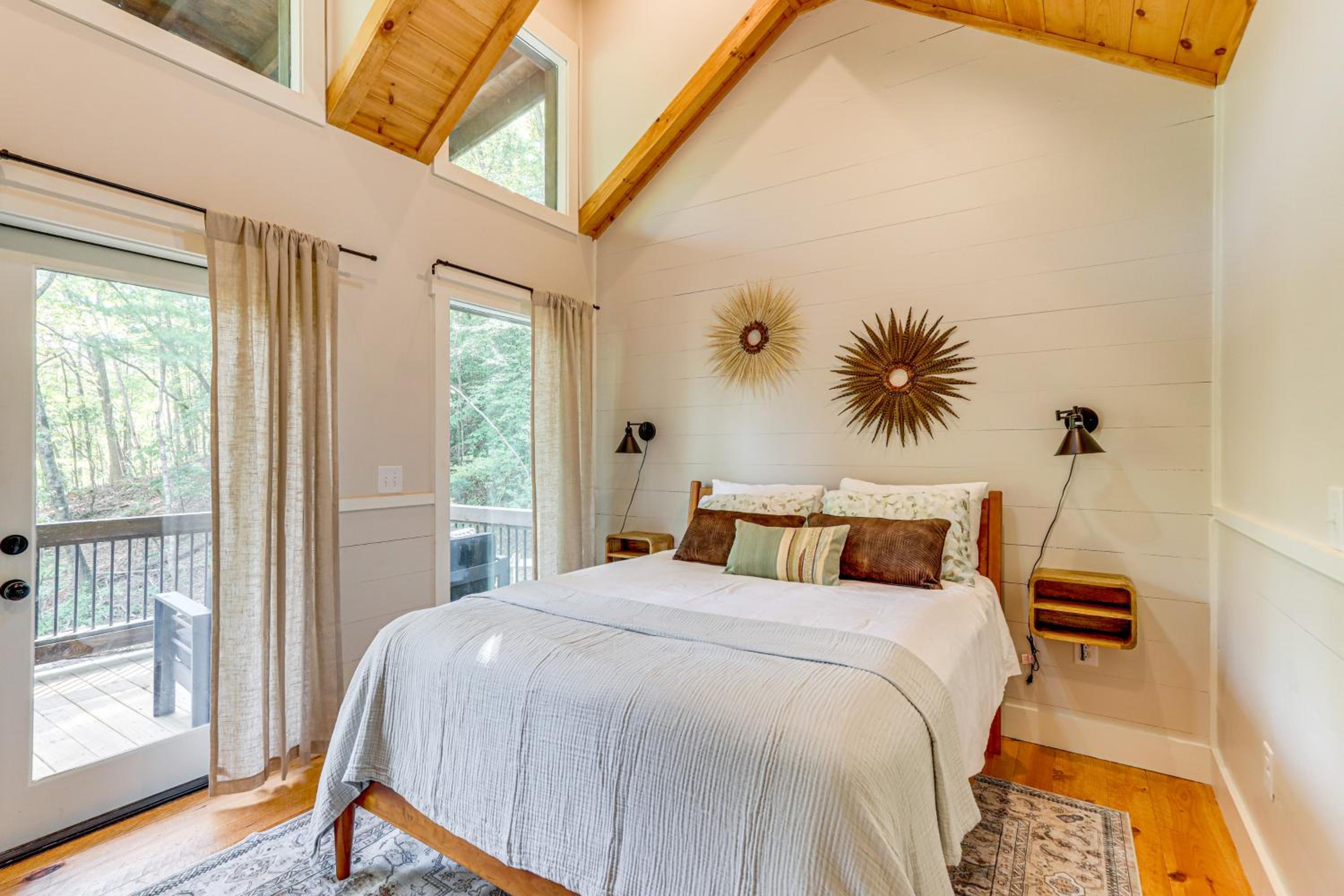 Private Hot Tub! Woodsy Family Cabin in Blue Ridge