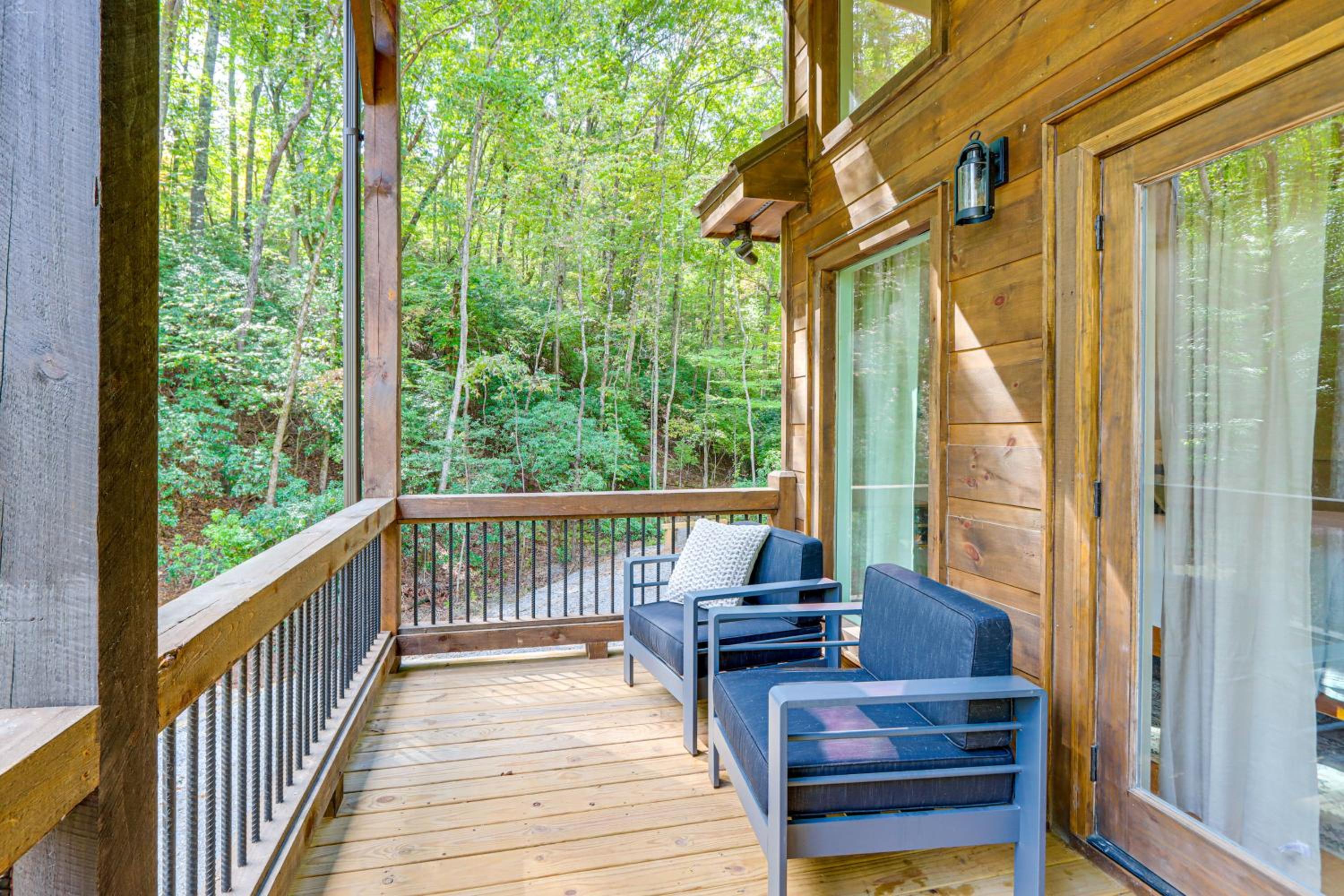 Private Hot Tub! Woodsy Family Cabin in Blue Ridge