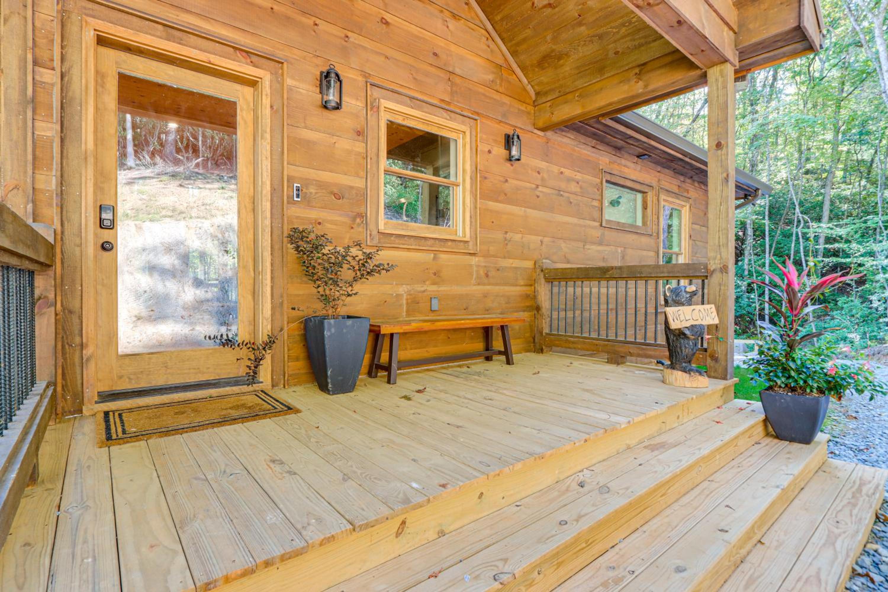 Private Hot Tub! Woodsy Family Cabin in Blue Ridge