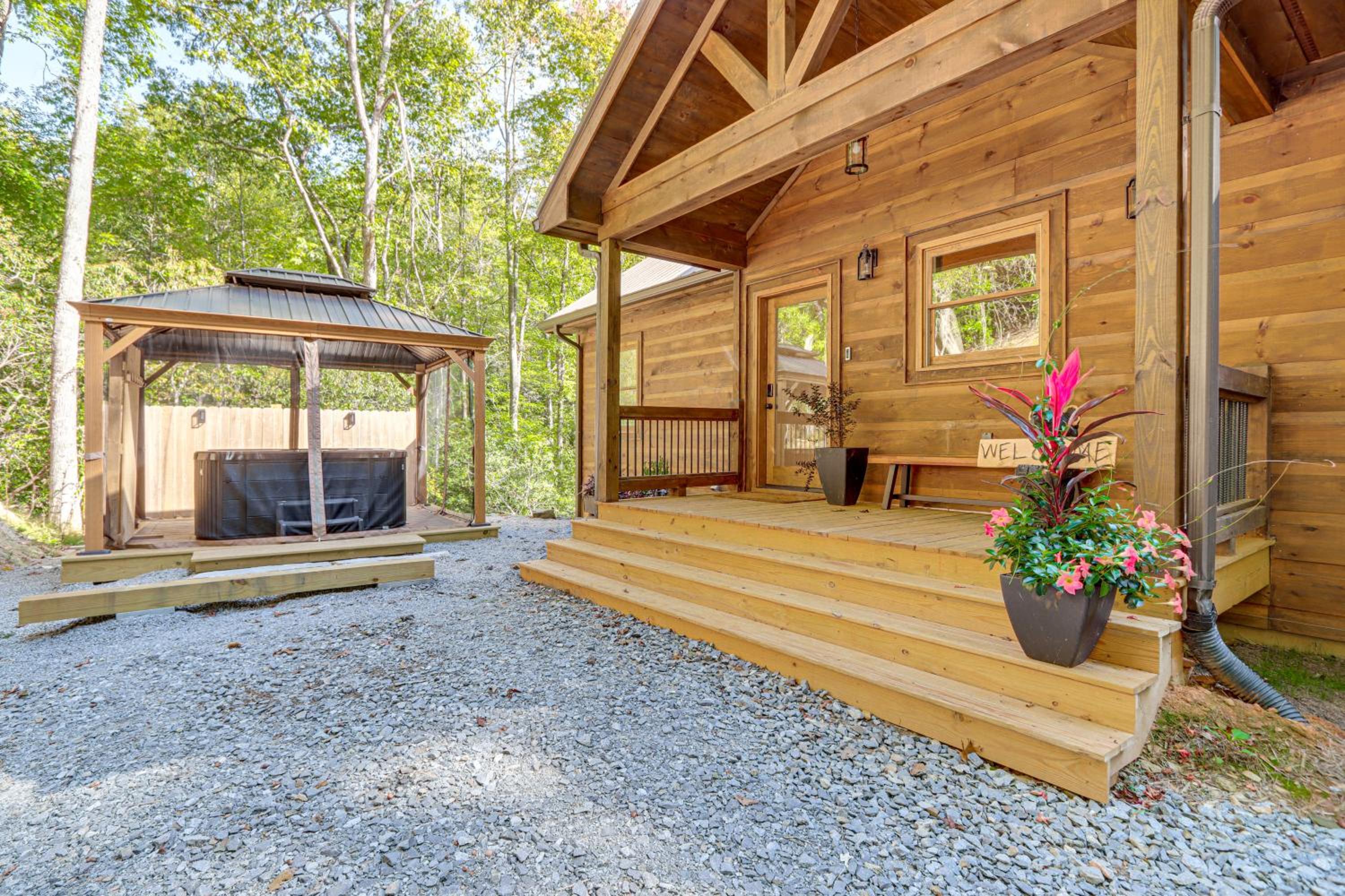 Private Hot Tub! Woodsy Family Cabin in Blue Ridge