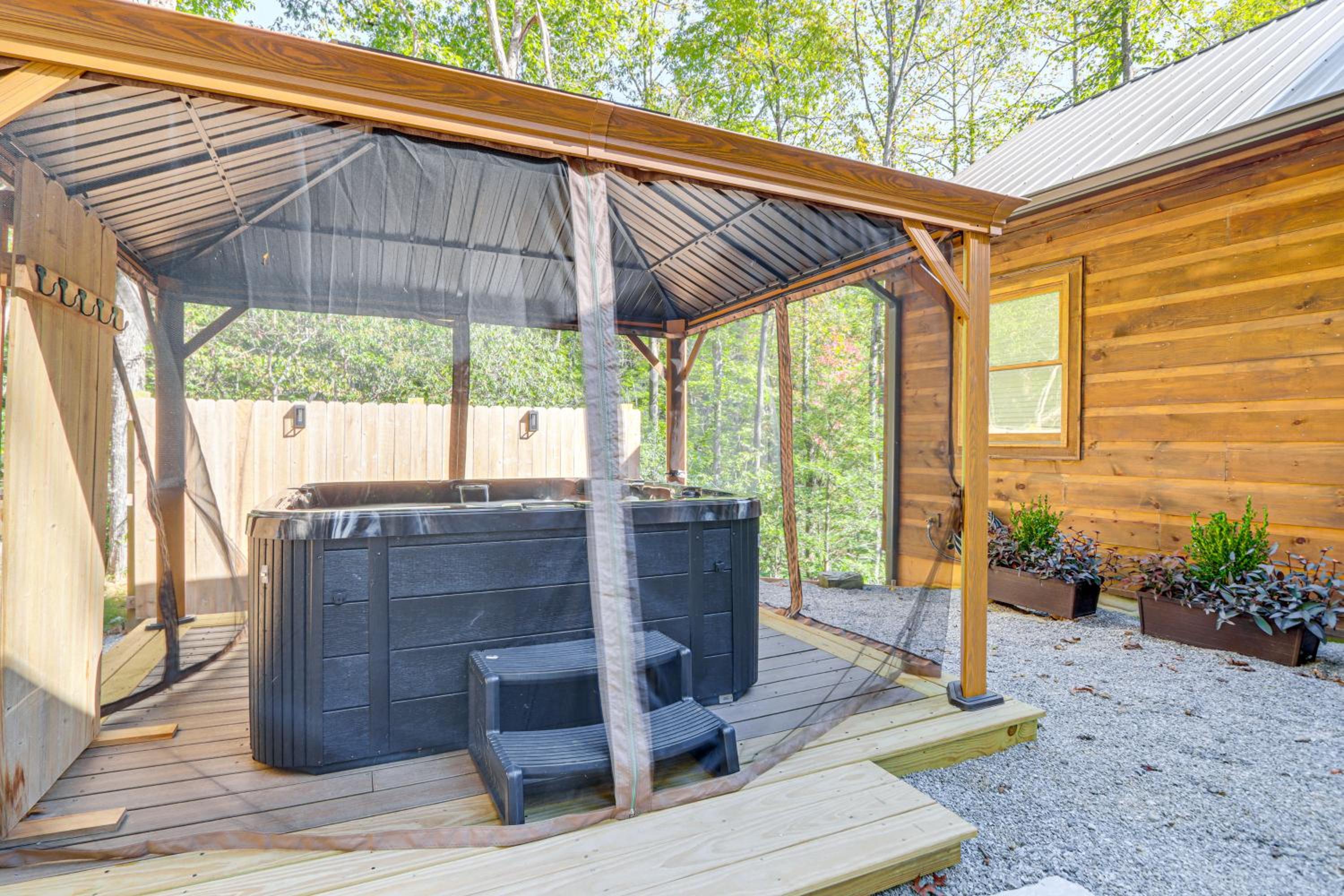 Private Hot Tub! Woodsy Family Cabin in Blue Ridge