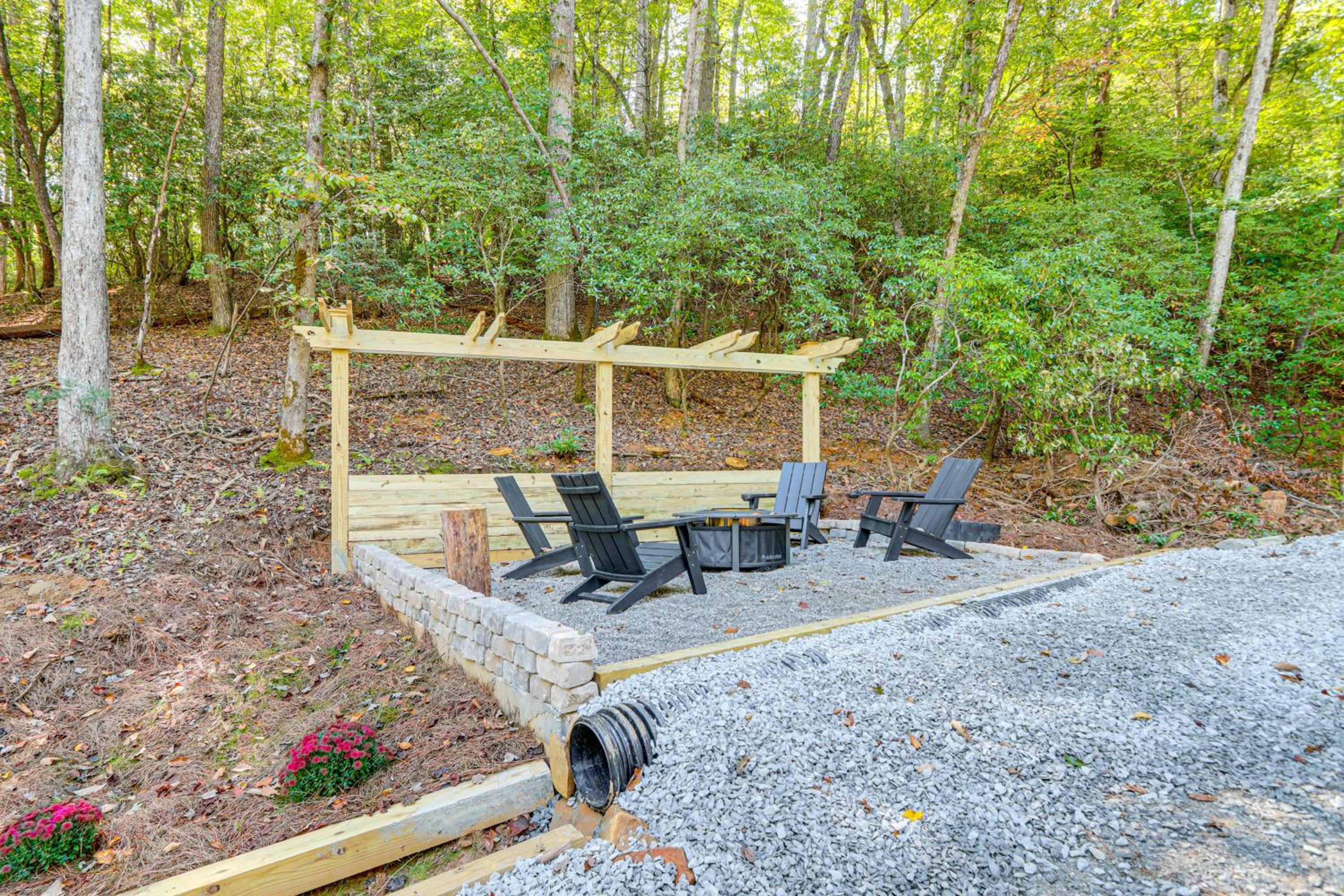 Private Hot Tub! Woodsy Family Cabin in Blue Ridge