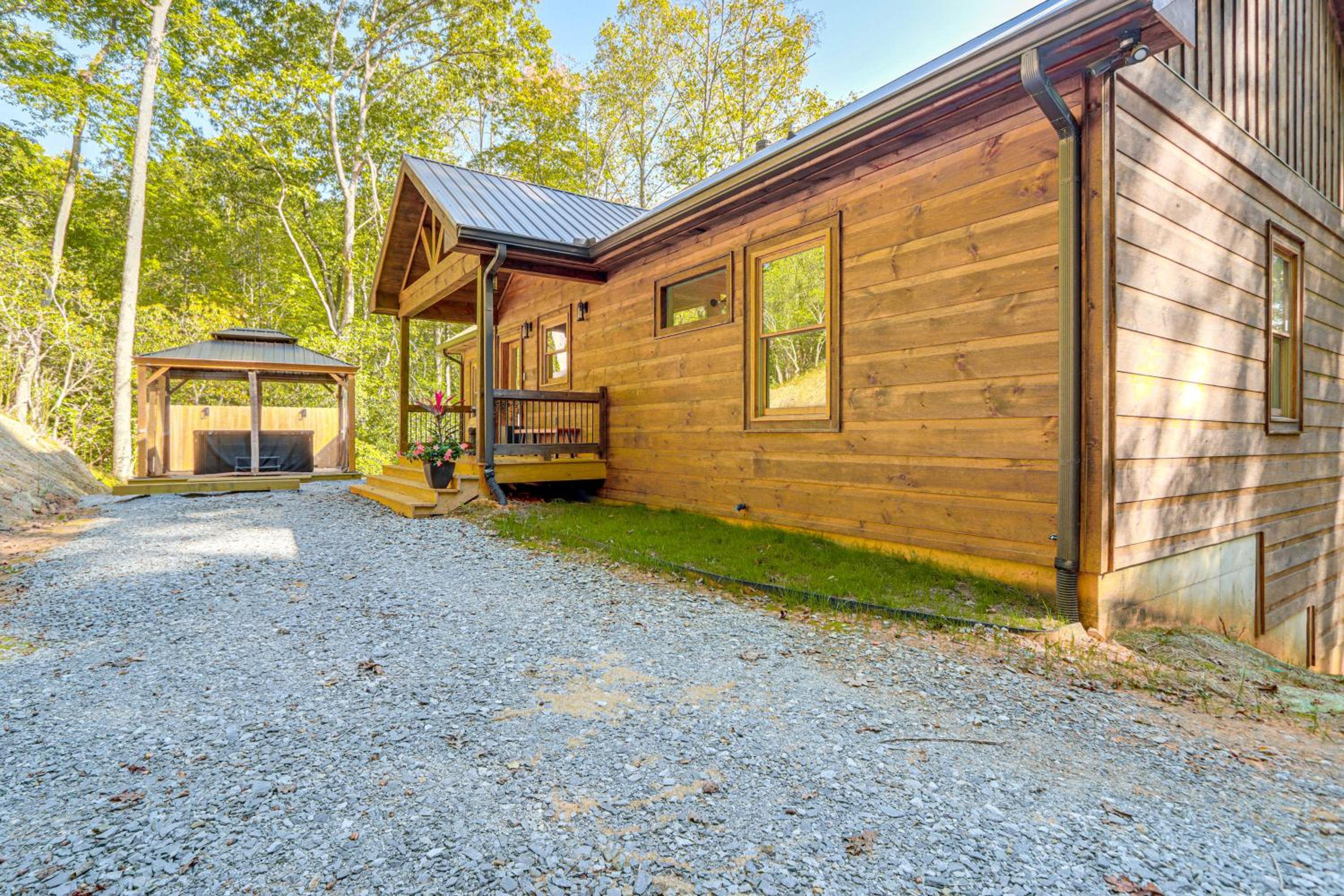 Private Hot Tub! Woodsy Family Cabin in Blue Ridge
