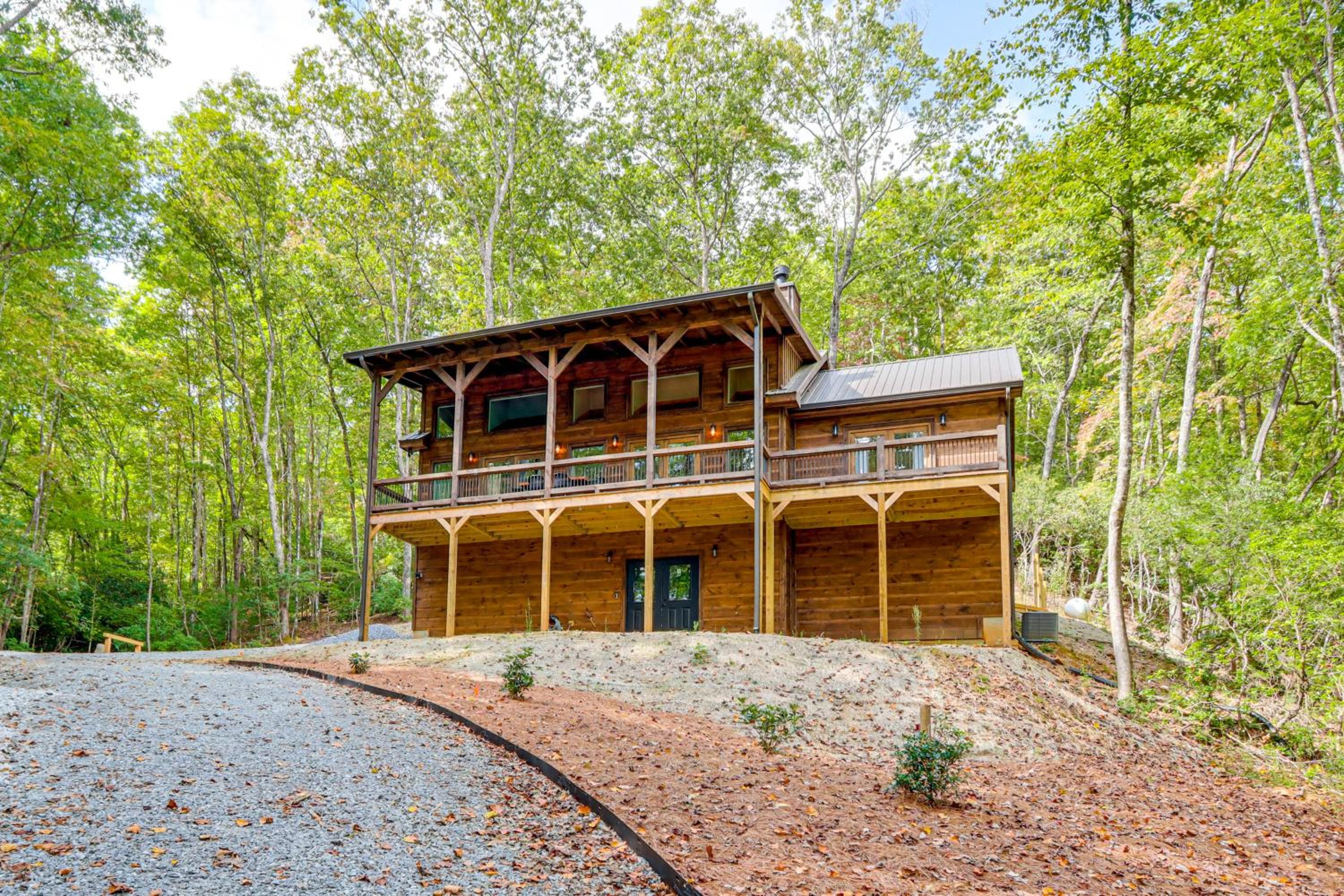 Private Hot Tub! Woodsy Family Cabin in Blue Ridge
