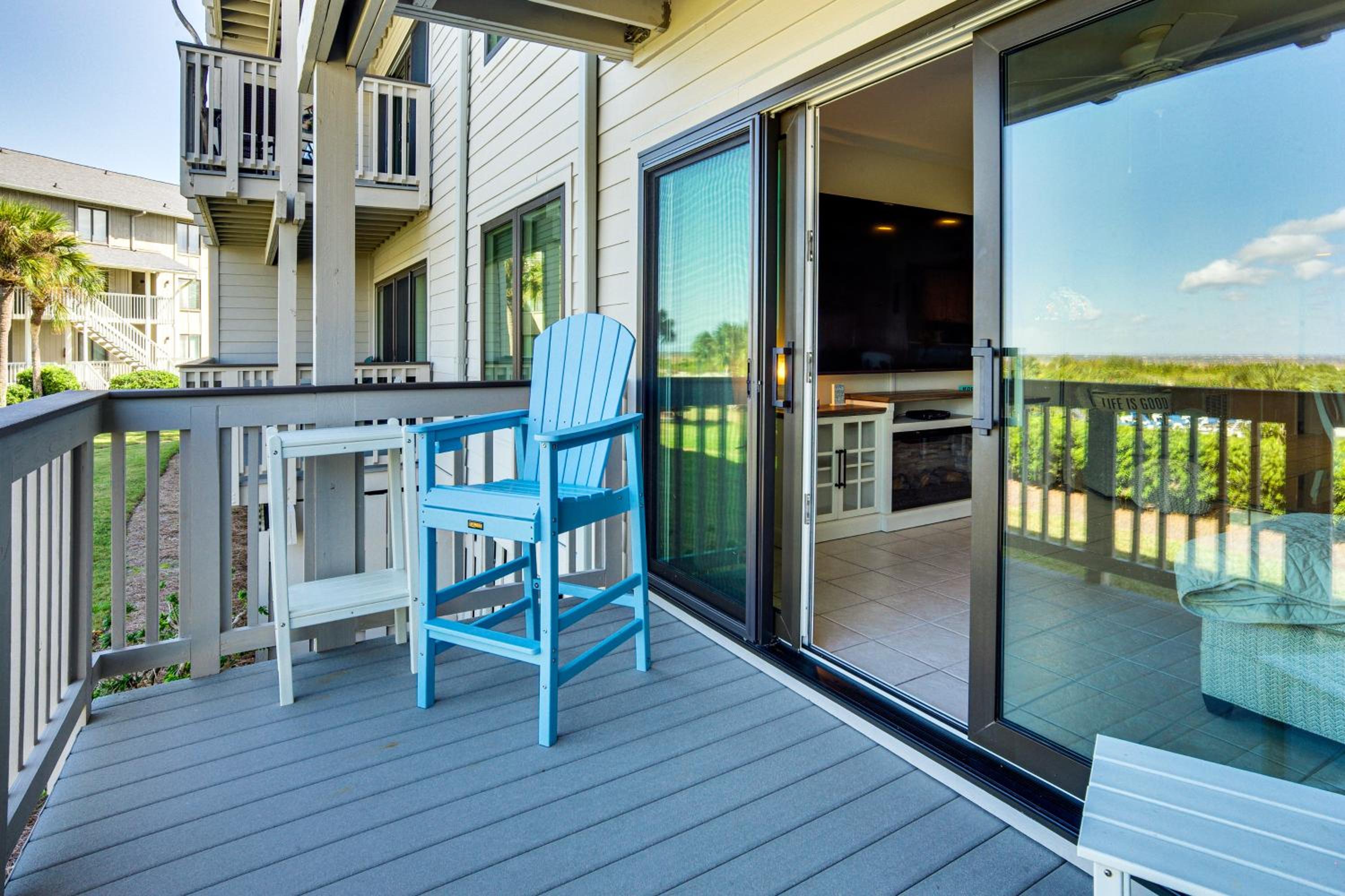 Poolside Fun and Ocean Strolls Harbor Island Haven!