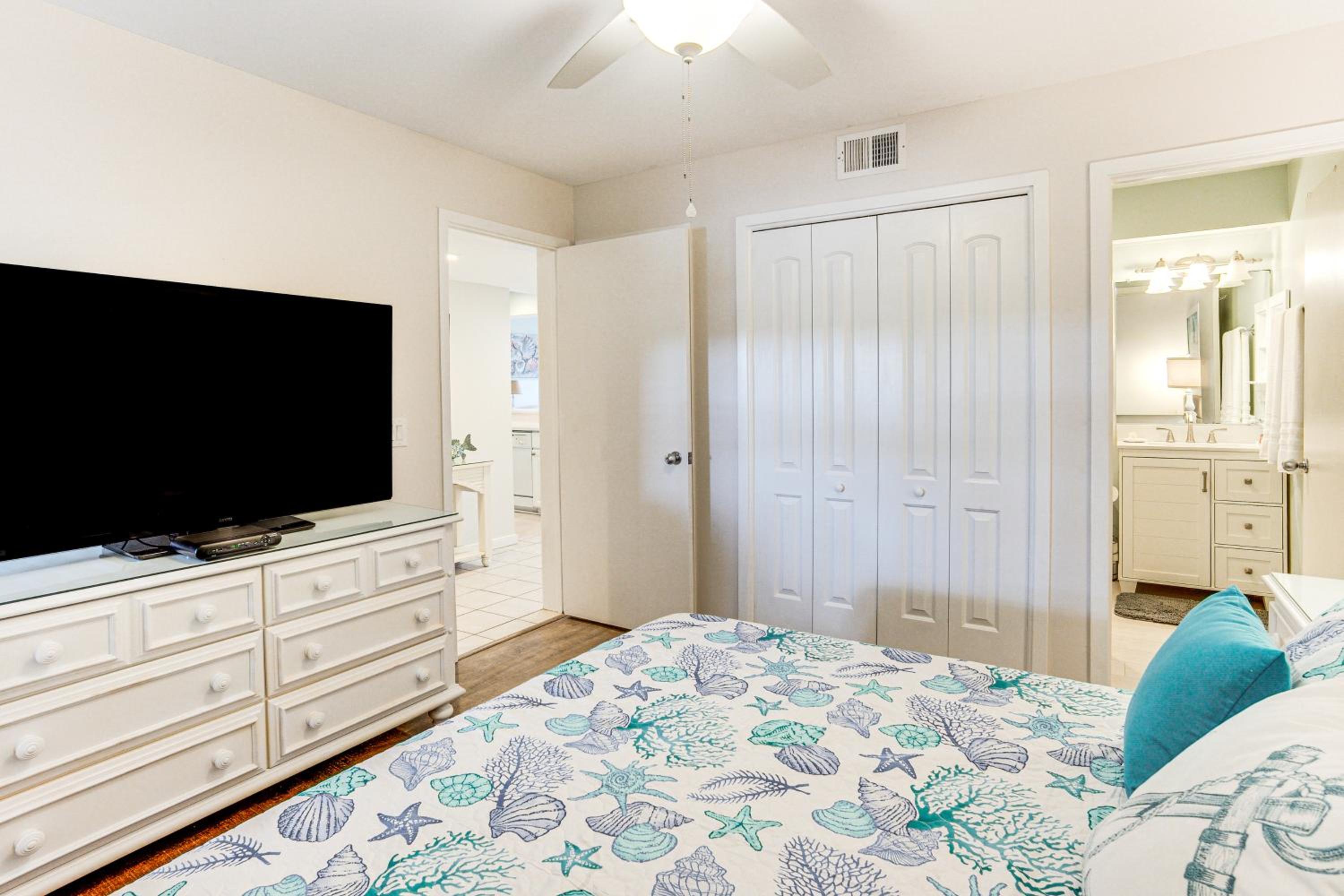 Poolside Fun and Ocean Strolls Harbor Island Haven!