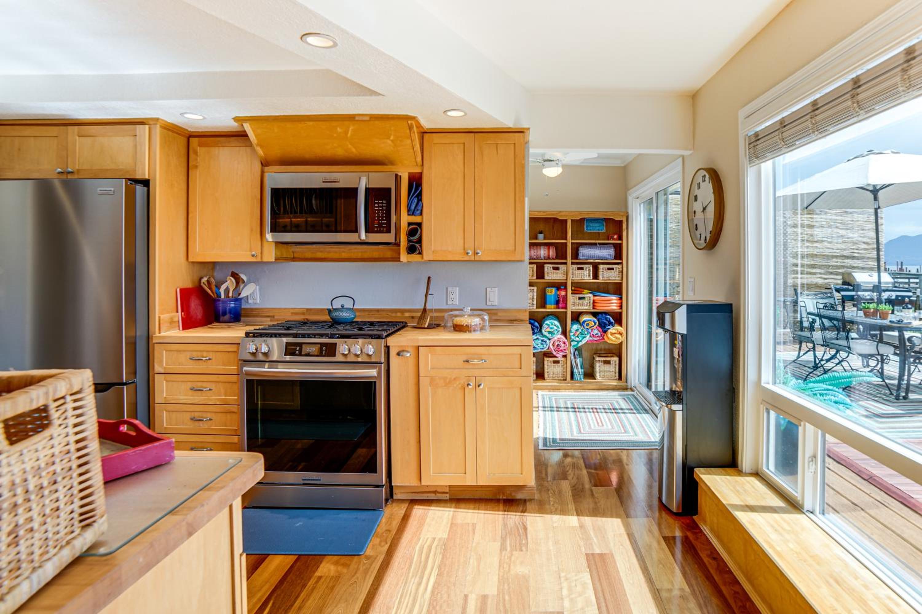 Waterfront Clear Lake Home with Game Room and Deck!
