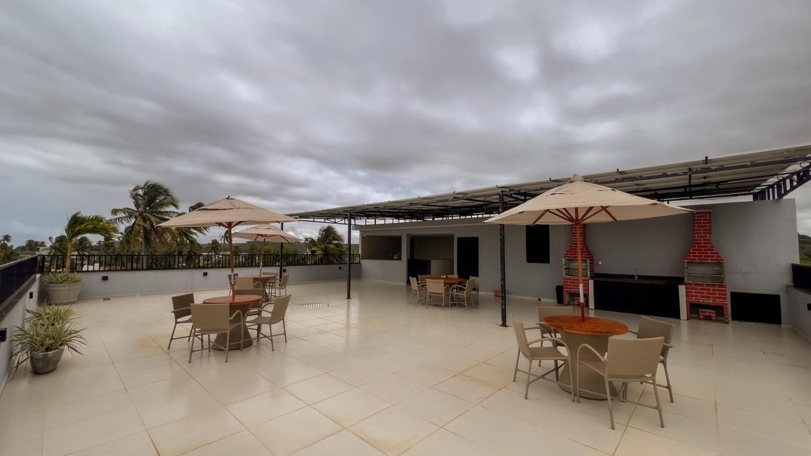 Apto com Piscina e Salao de Jogos a 100m da praia