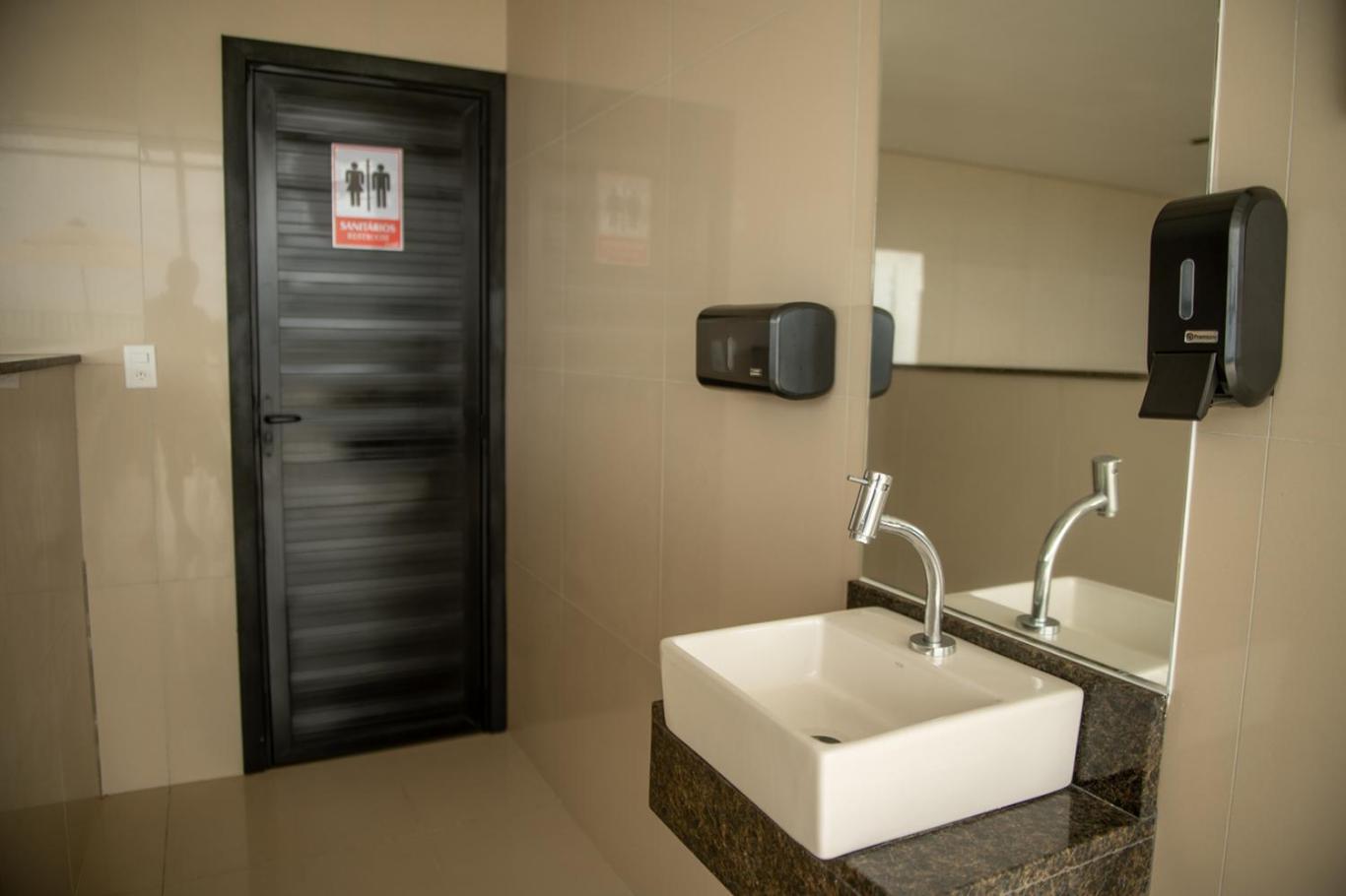 Apto com Piscina e Salao de Jogos a 100m da praia