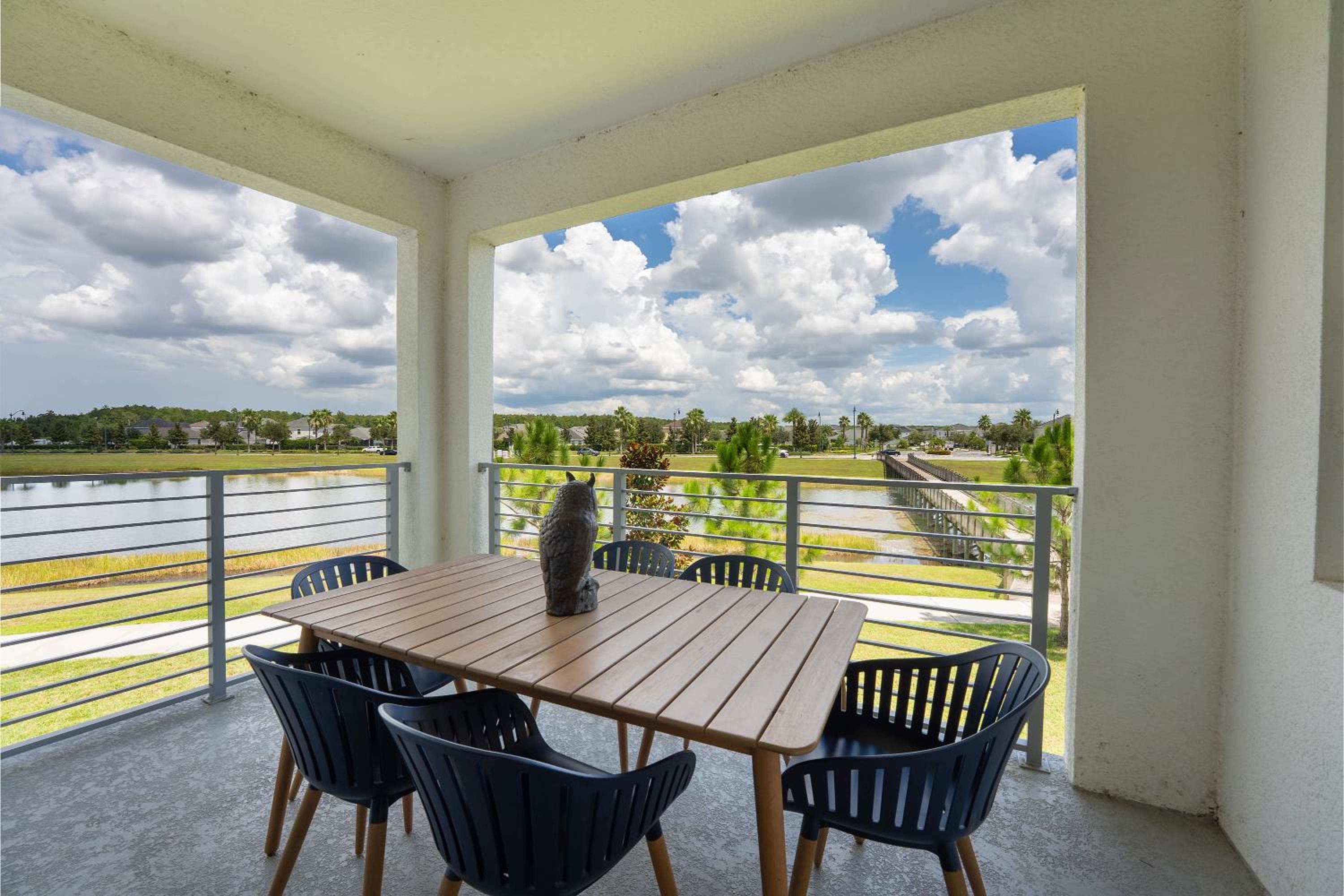 Spacious 2BR Mickey Bedroom Lake View