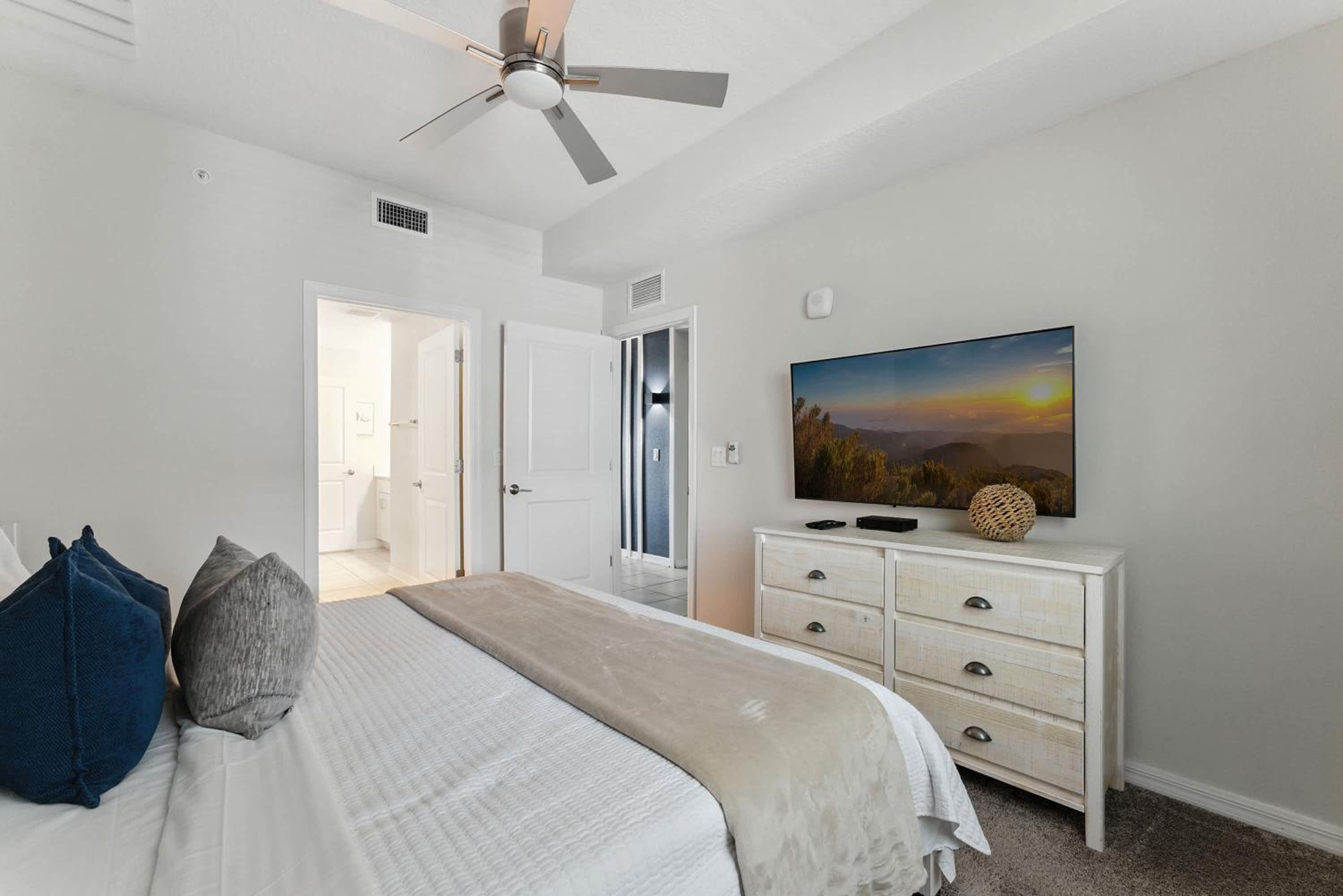 Spacious 2BR Mickey Bedroom Lake View