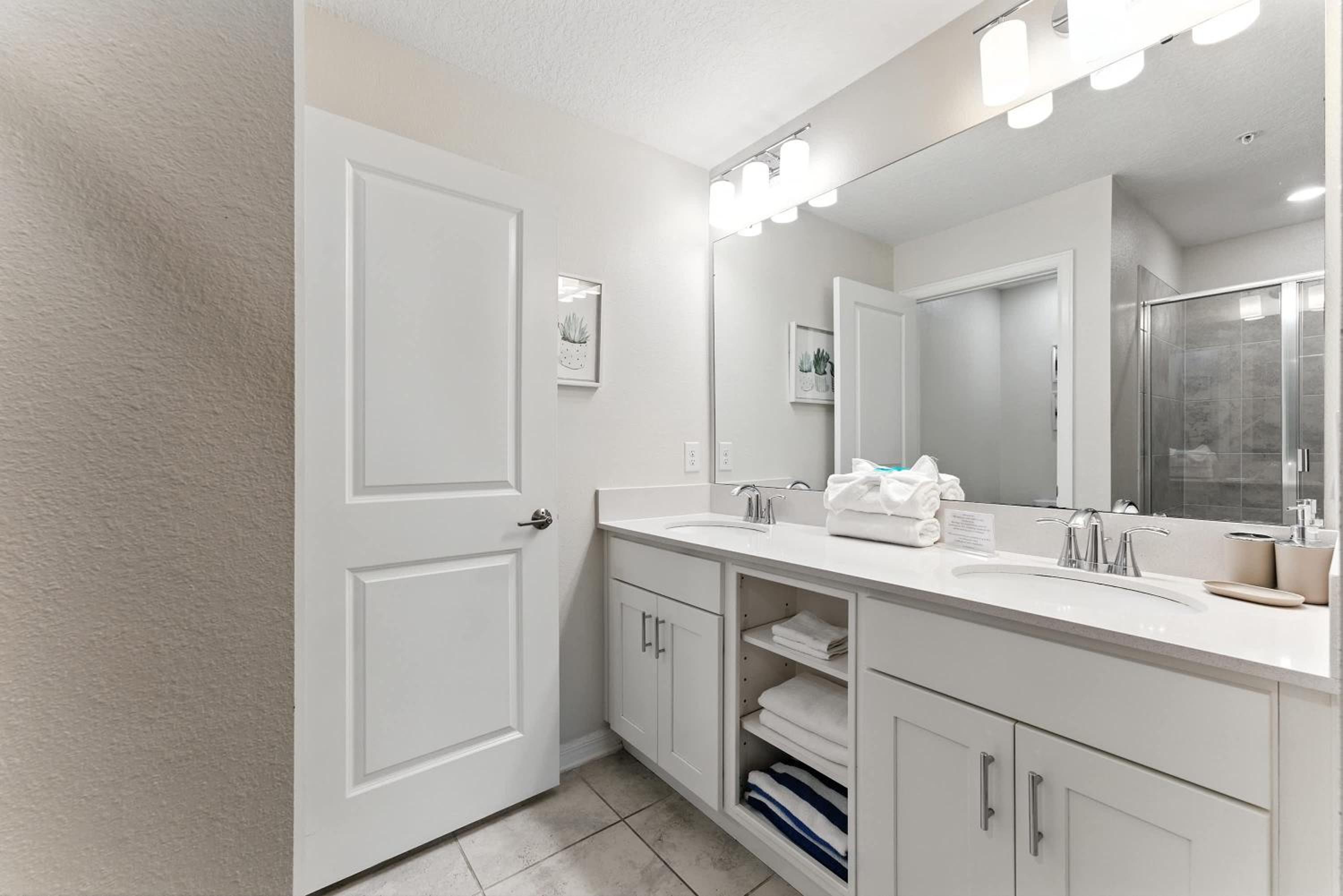 Spacious 2BR Mickey Bedroom Lake View