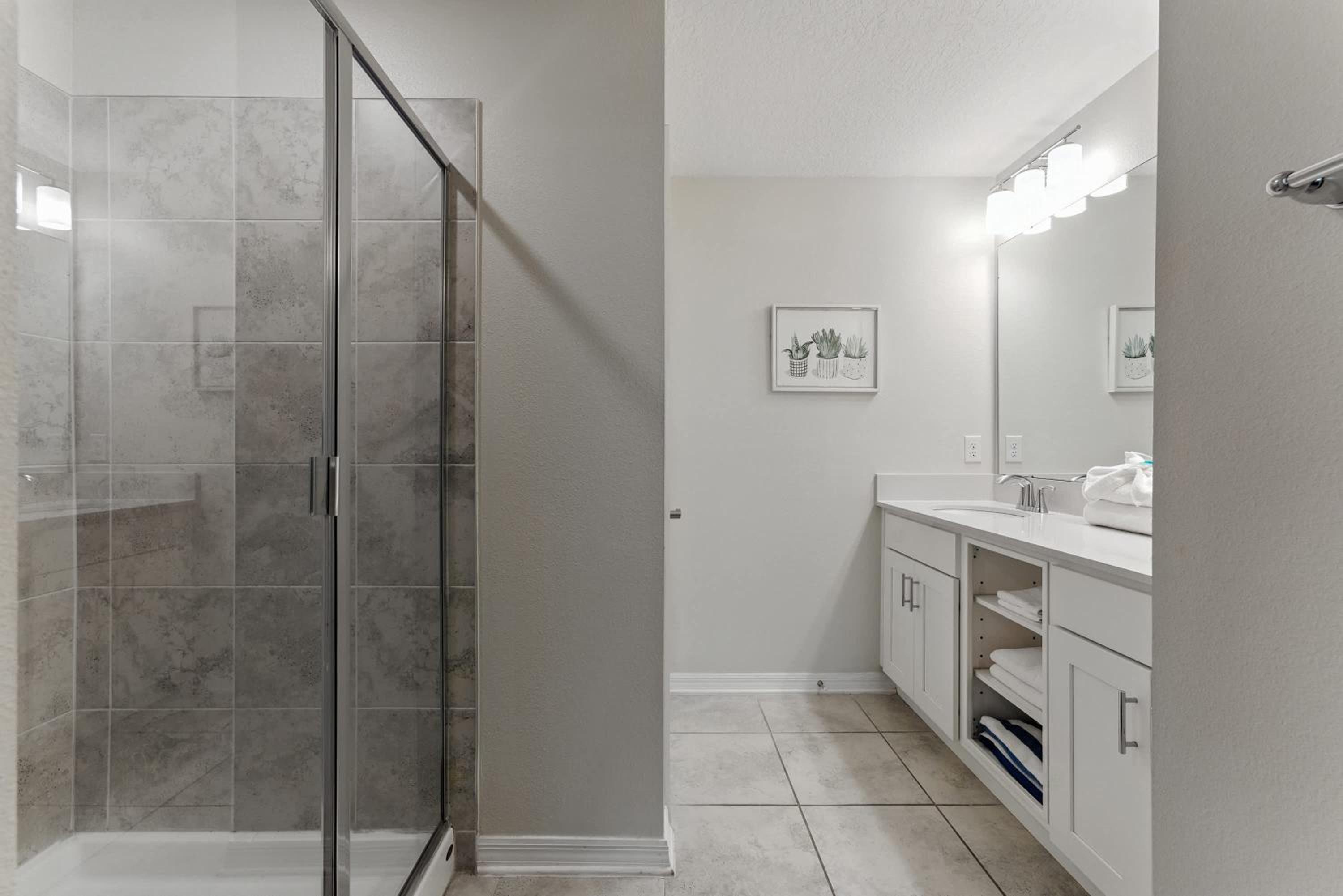 Spacious 2BR Mickey Bedroom Lake View