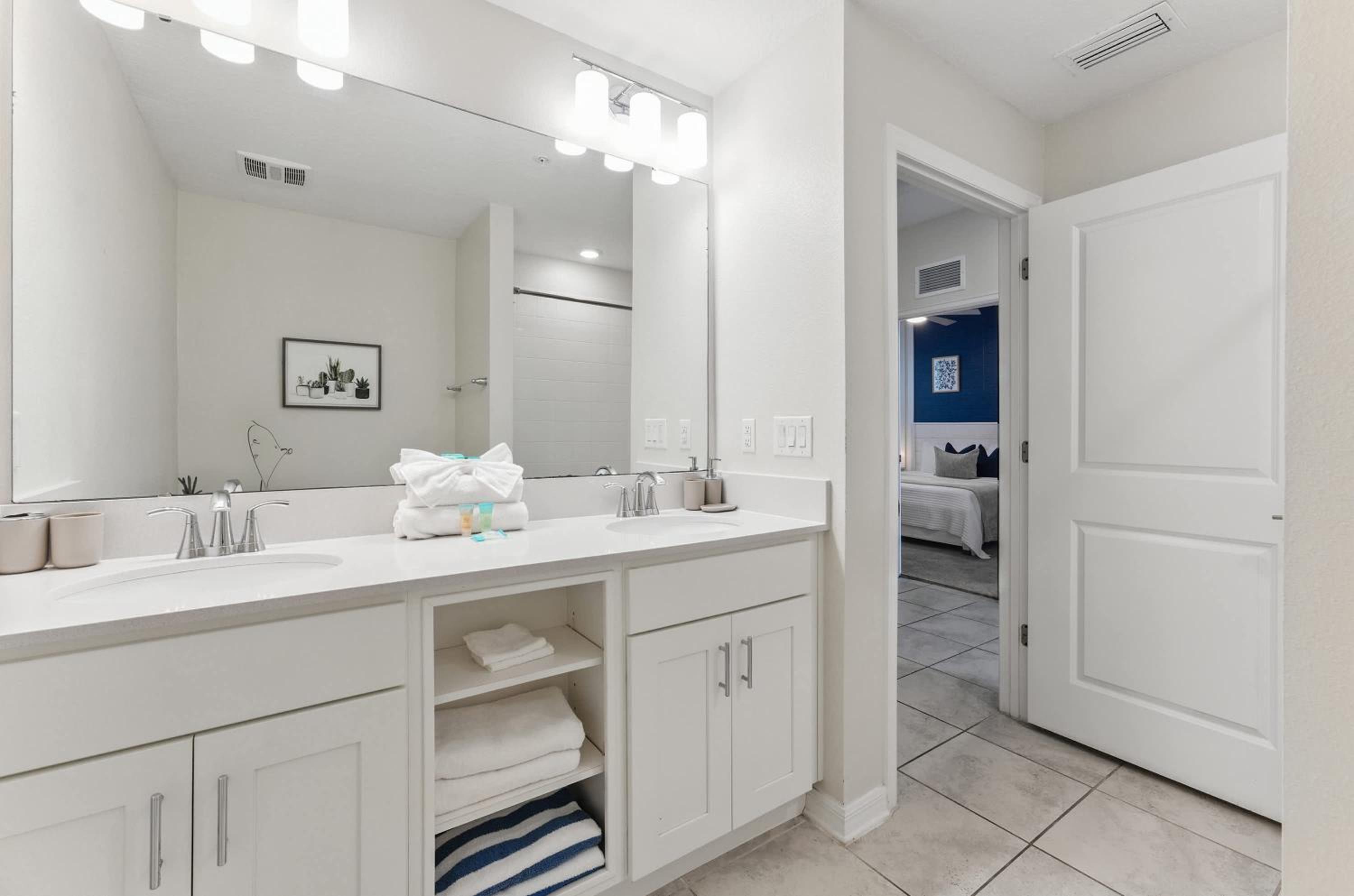 Spacious 2BR Mickey Bedroom Lake View