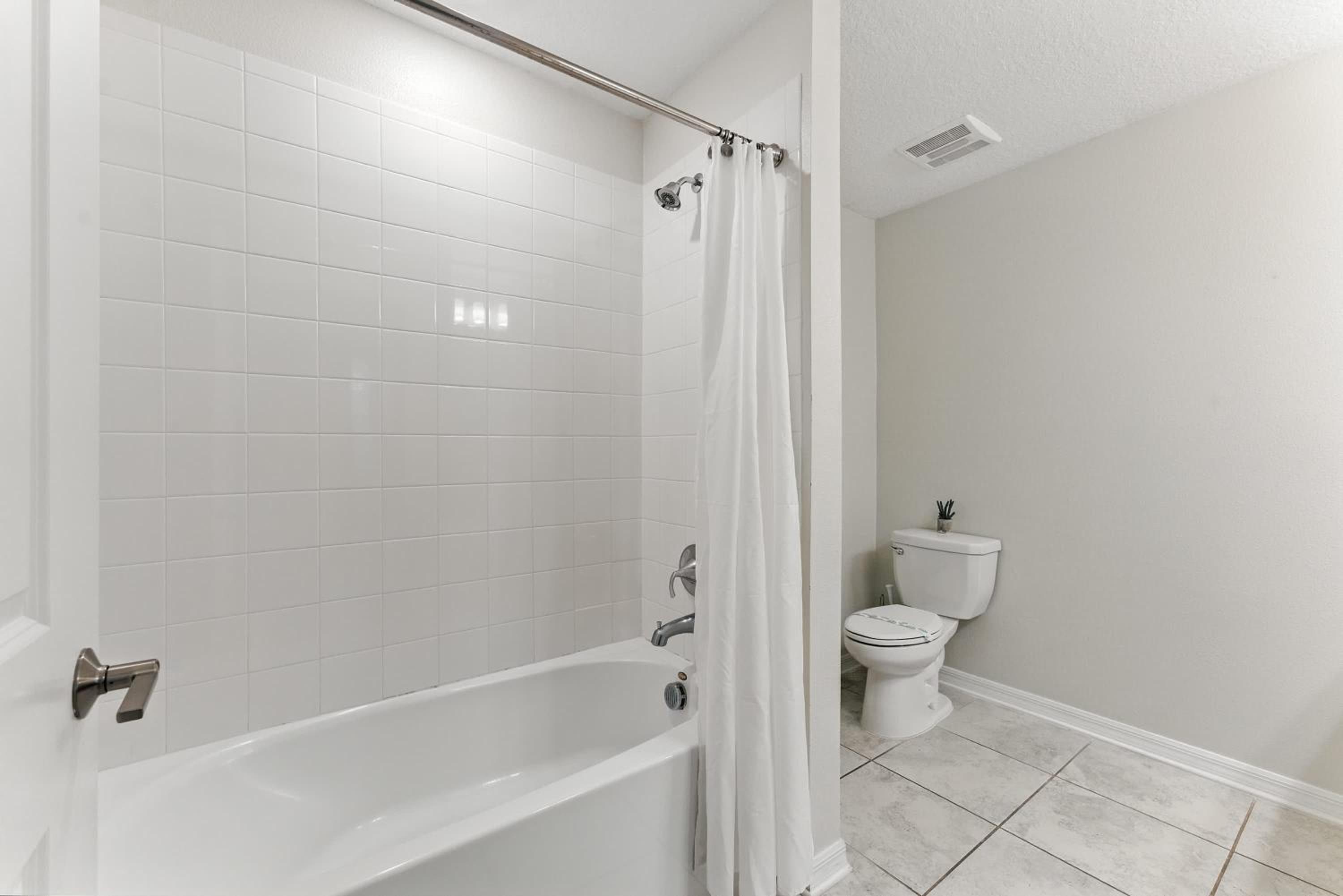 Spacious 2BR Mickey Bedroom Lake View