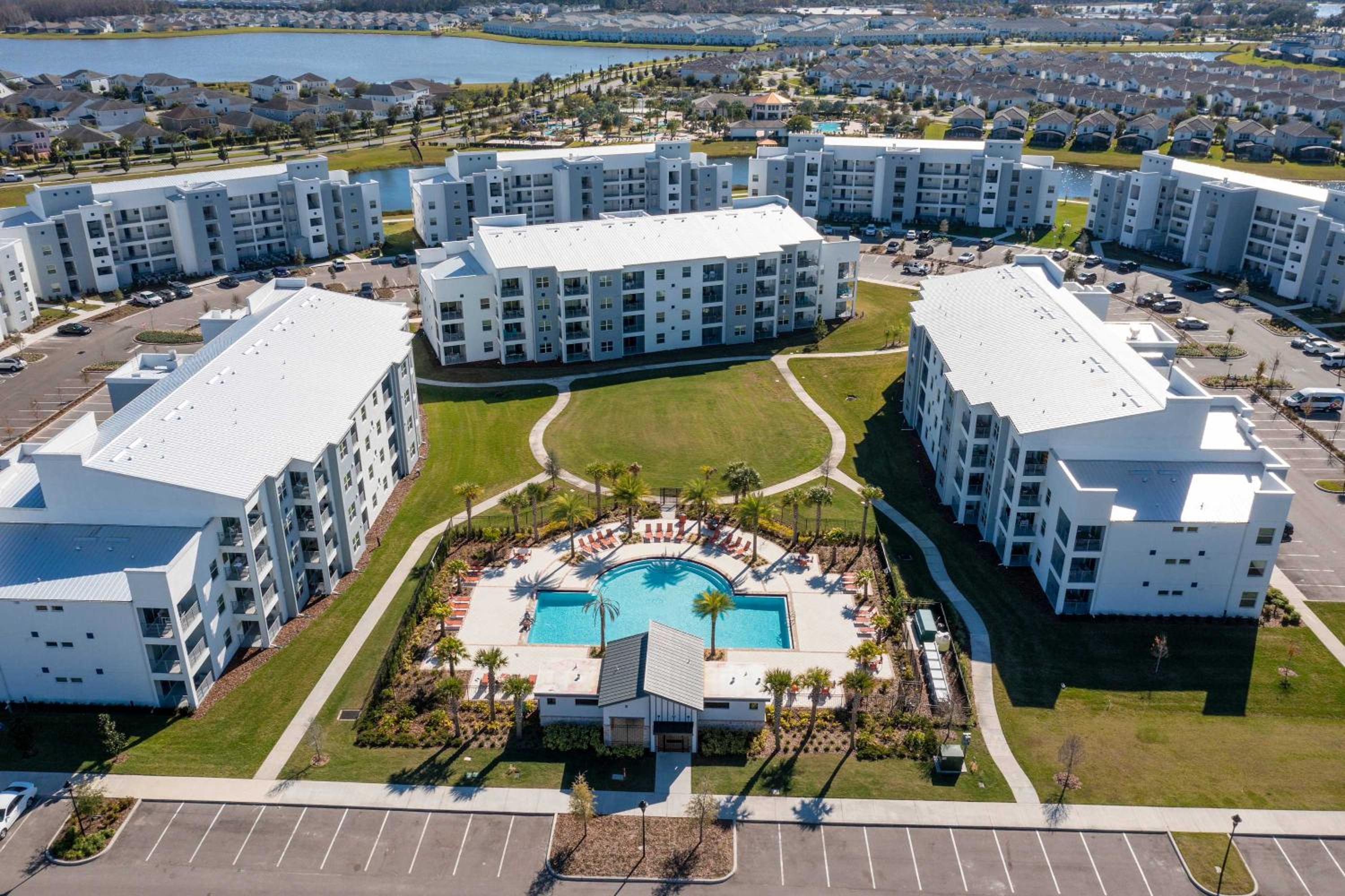 Spacious 2BR Mickey Bedroom Lake View