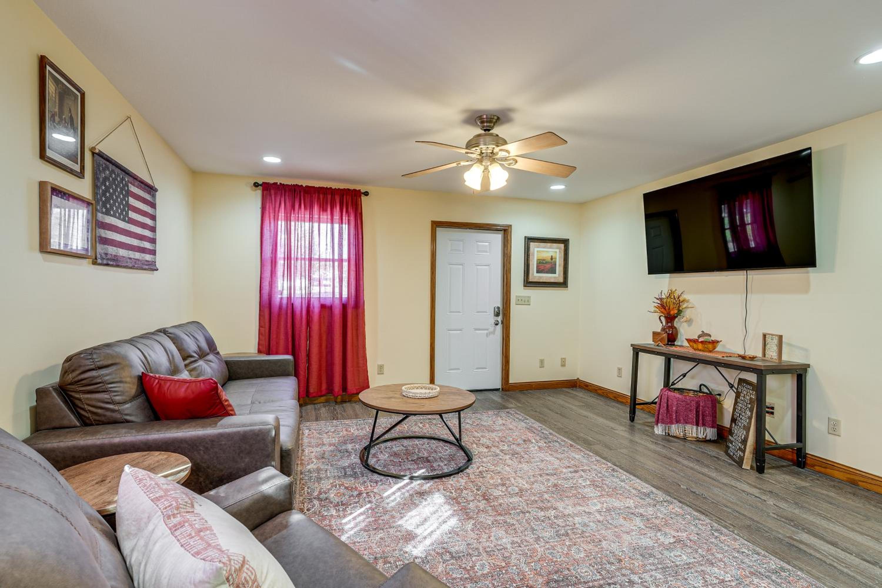 1 Mi to Main St! Family Farmhouse in West Unity