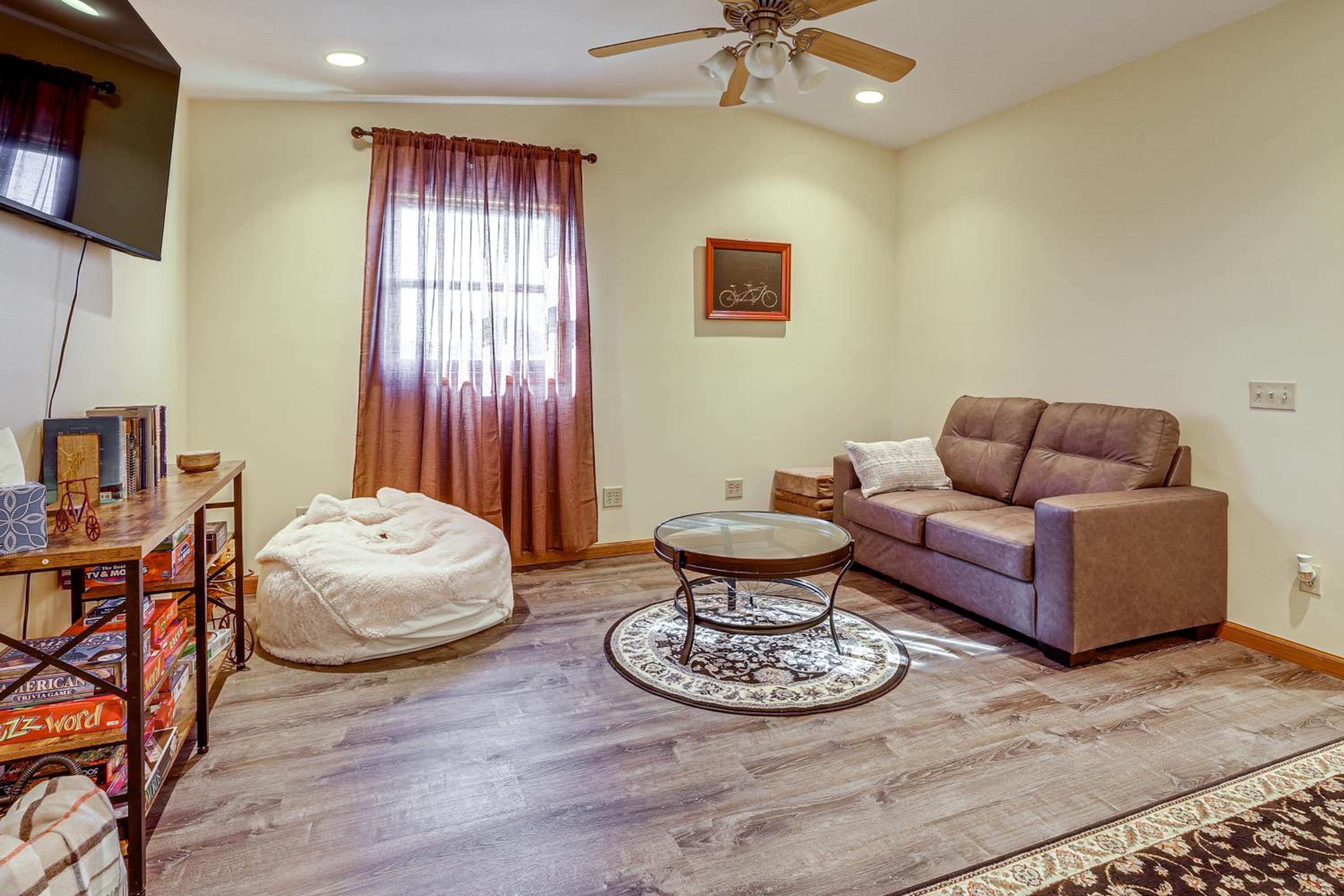 1 Mi to Main St! Family Farmhouse in West Unity