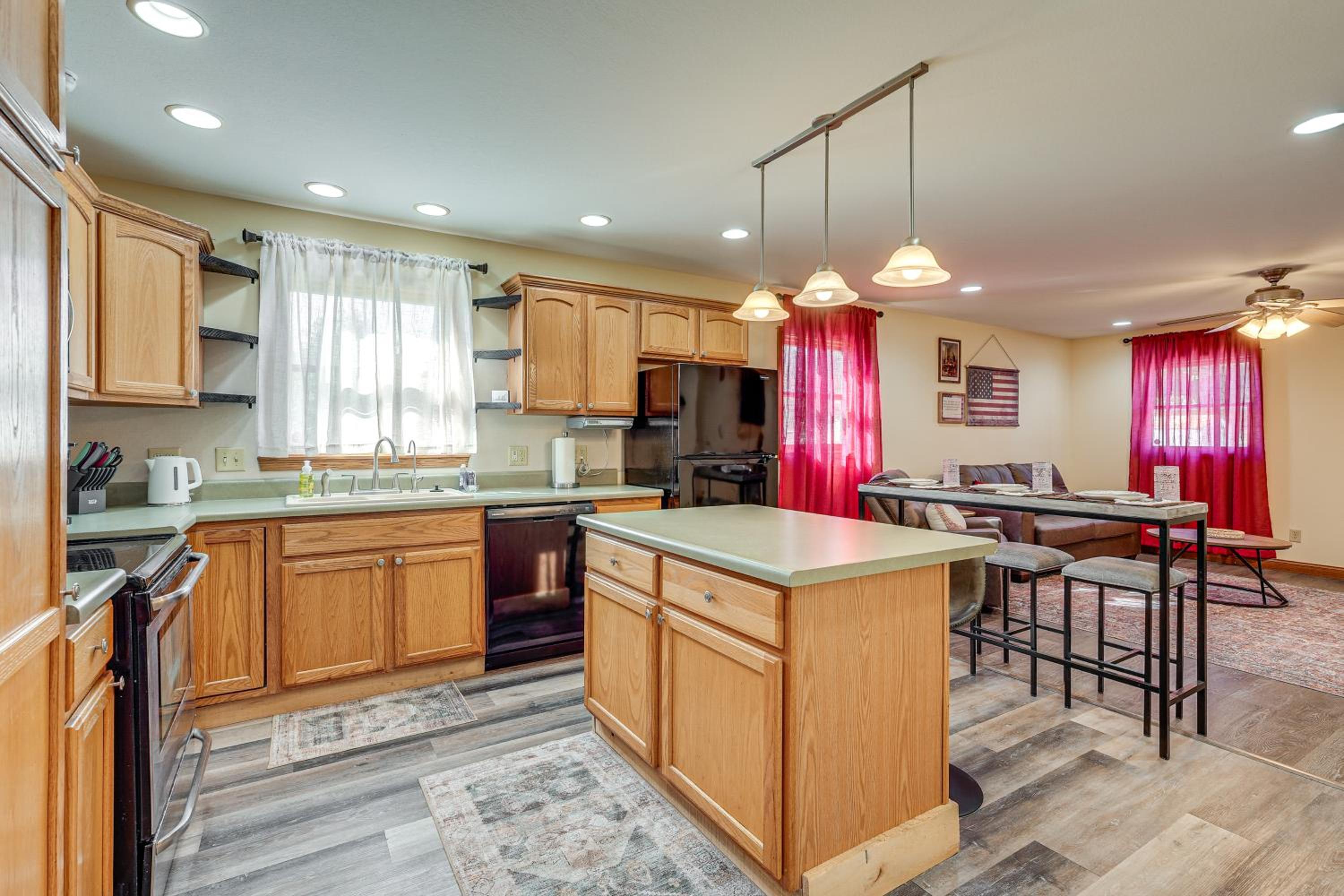 1 Mi to Main St! Family Farmhouse in West Unity