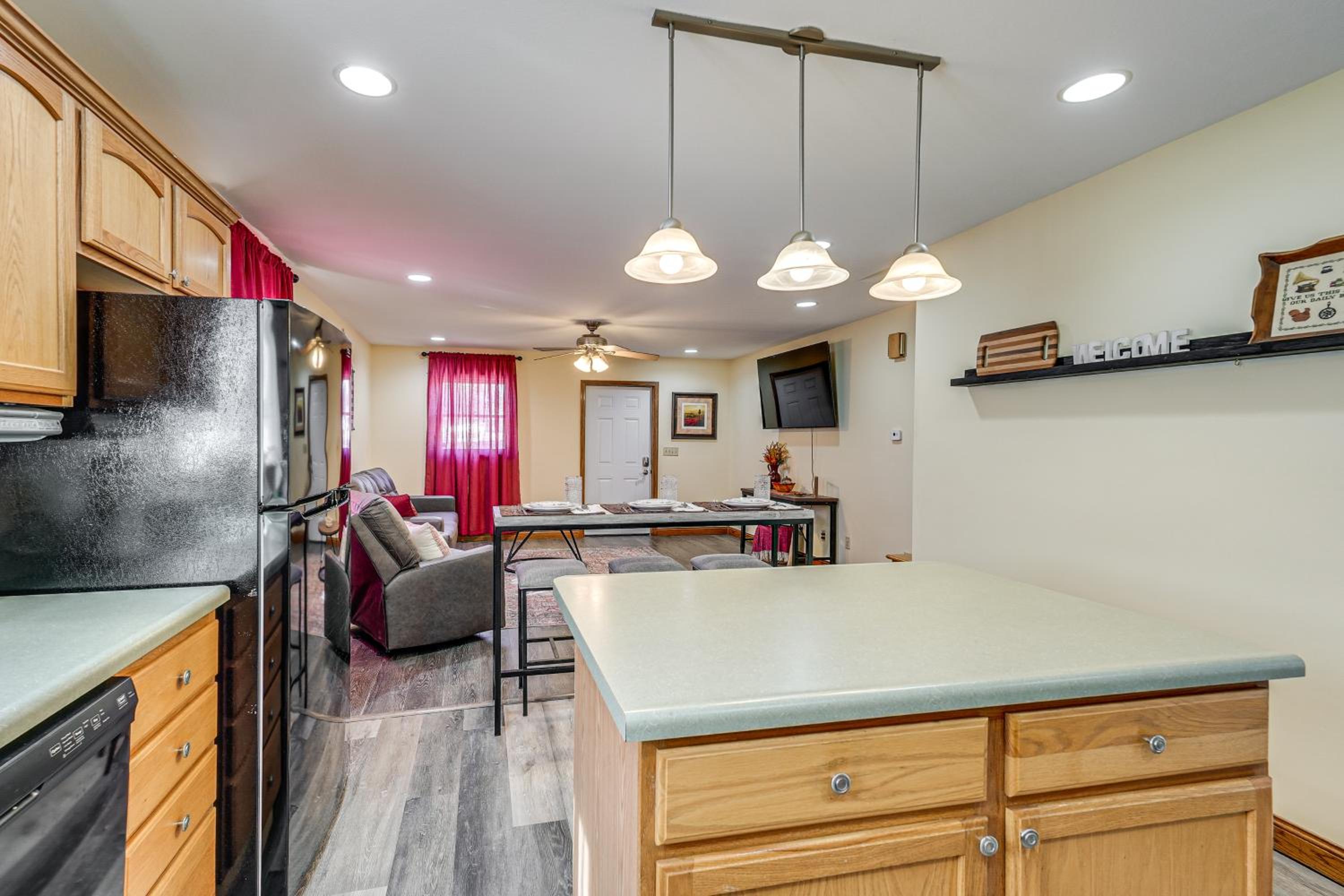 1 Mi to Main St! Family Farmhouse in West Unity