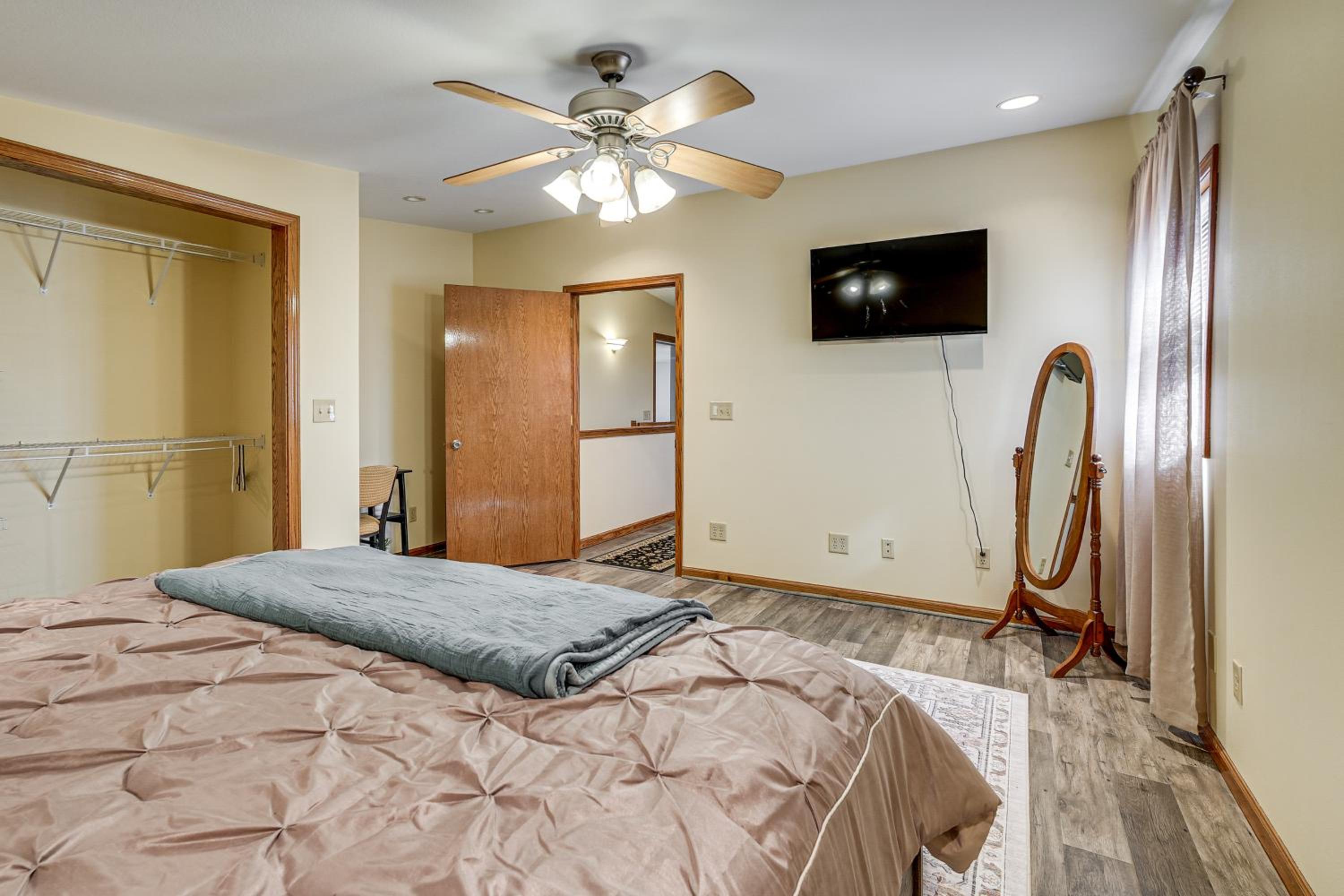 1 Mi to Main St! Family Farmhouse in West Unity