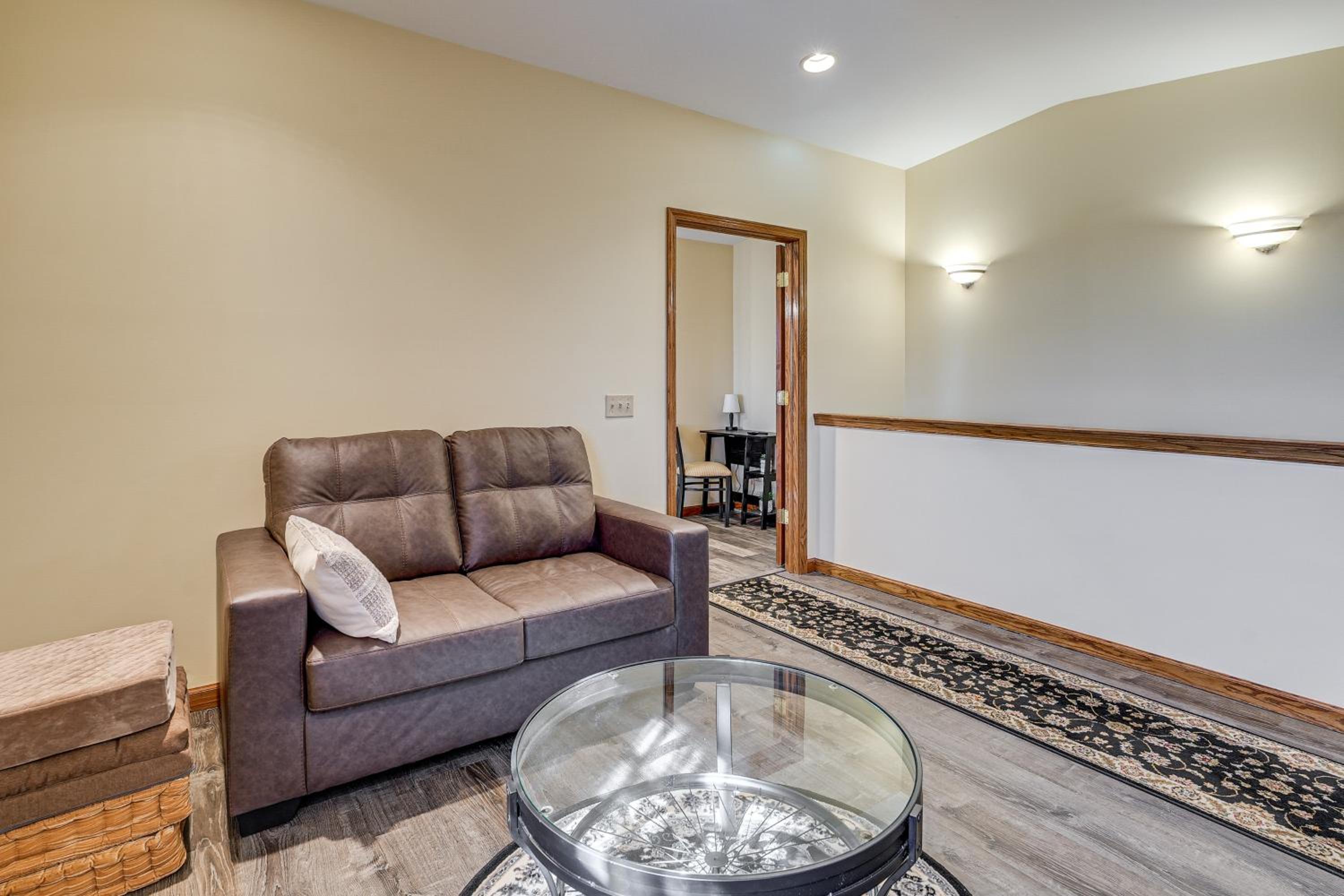 1 Mi to Main St! Family Farmhouse in West Unity
