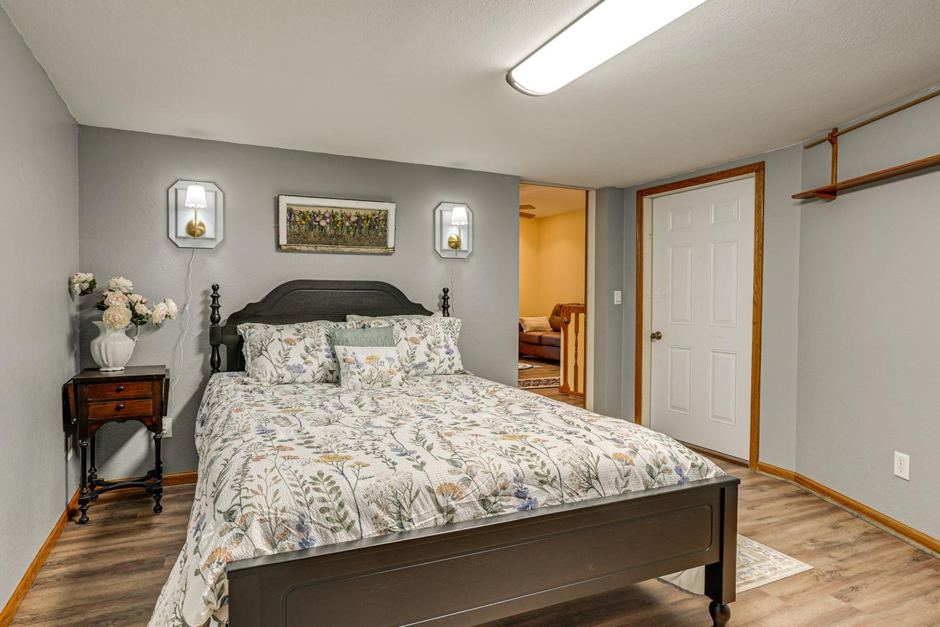 1 Mi to Main St! Family Farmhouse in West Unity