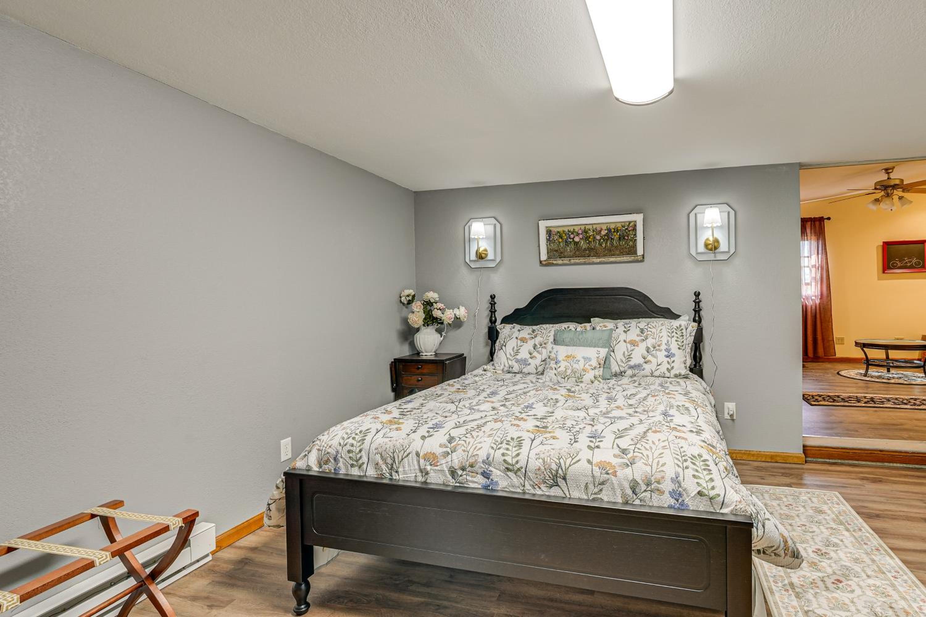 1 Mi to Main St! Family Farmhouse in West Unity