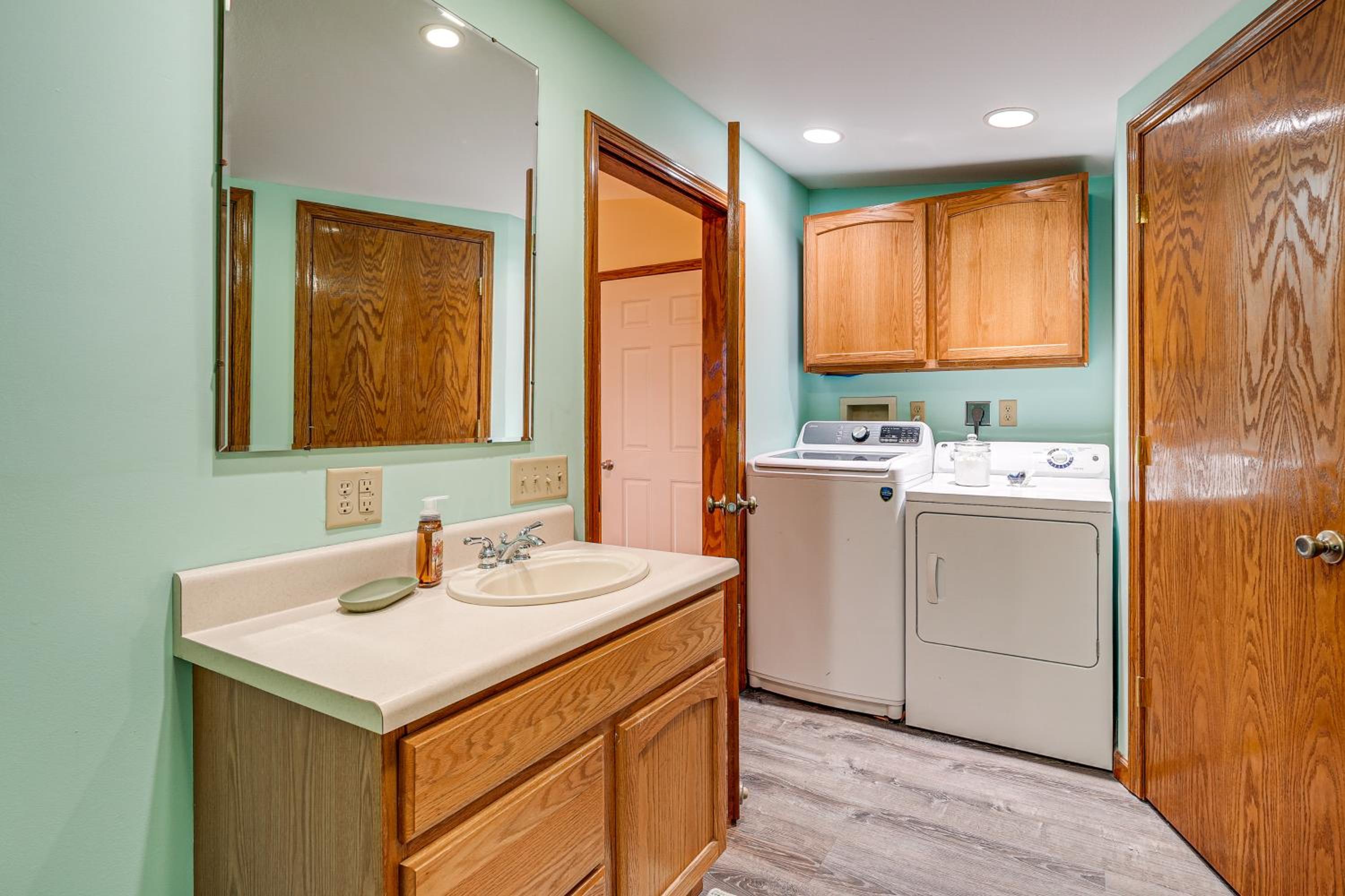 1 Mi to Main St! Family Farmhouse in West Unity