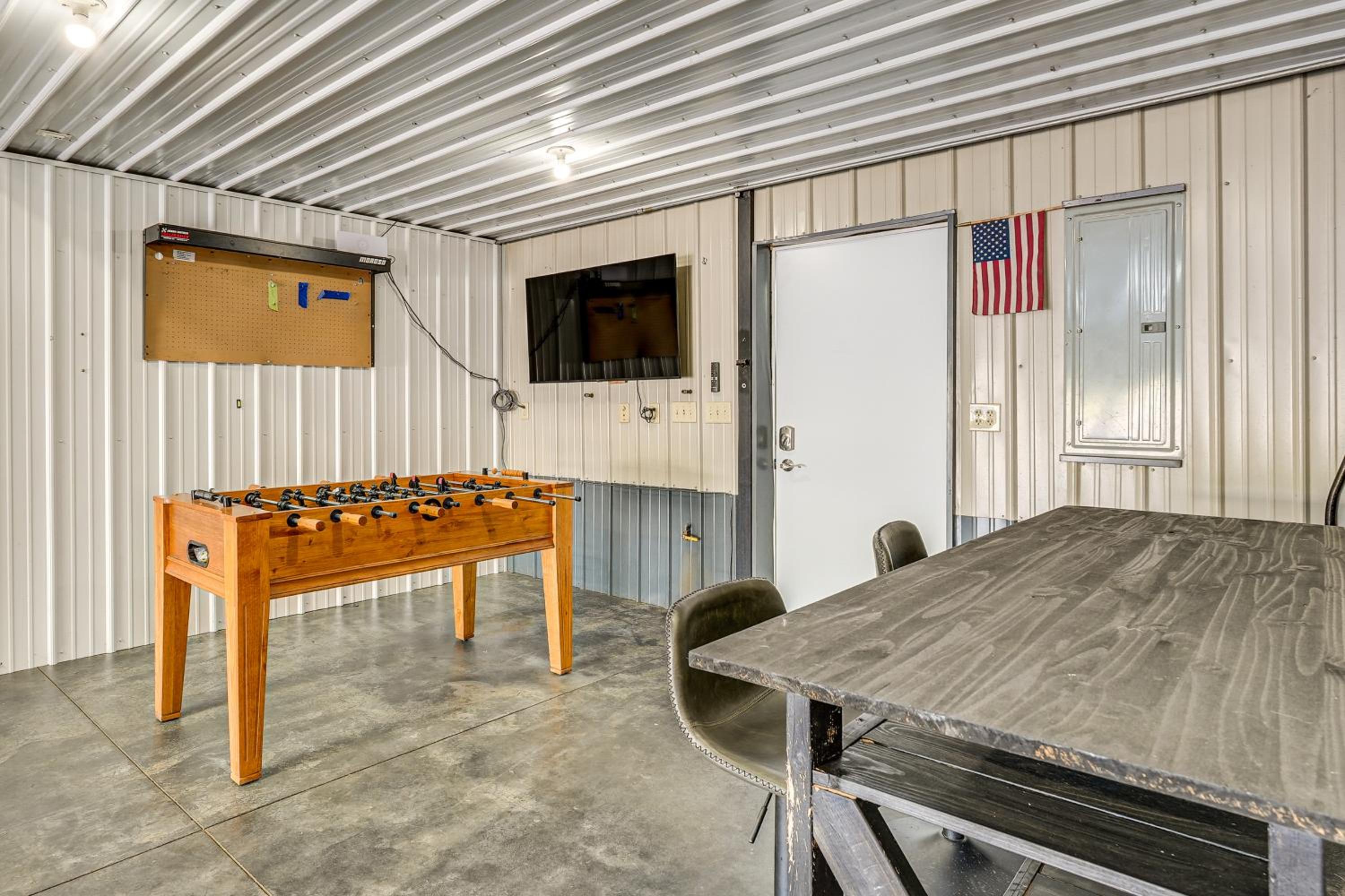 1 Mi to Main St! Family Farmhouse in West Unity