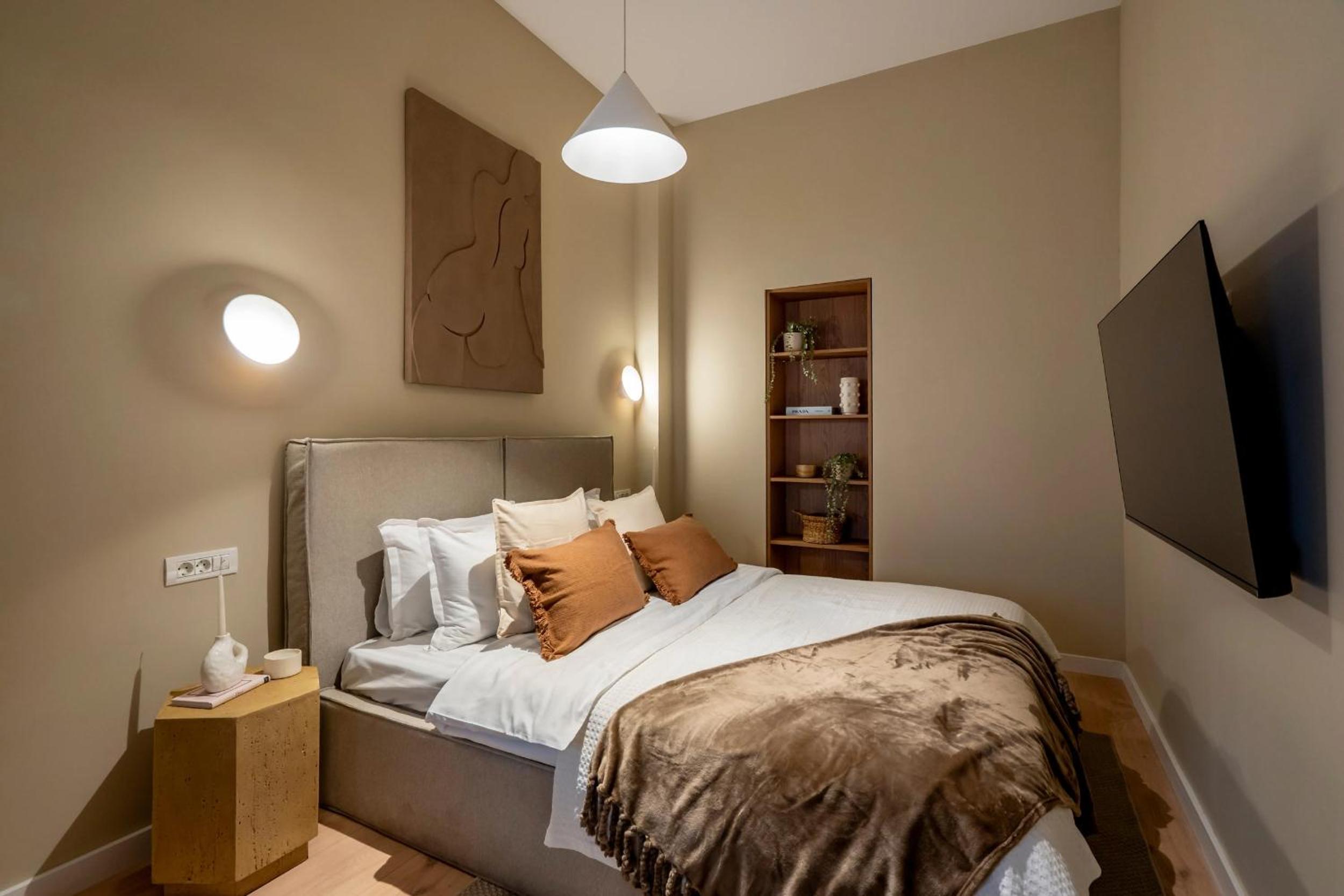 Universitatii Designer 3BR Apartment - Grand Windows High Ceilings & Central Balcony Views
