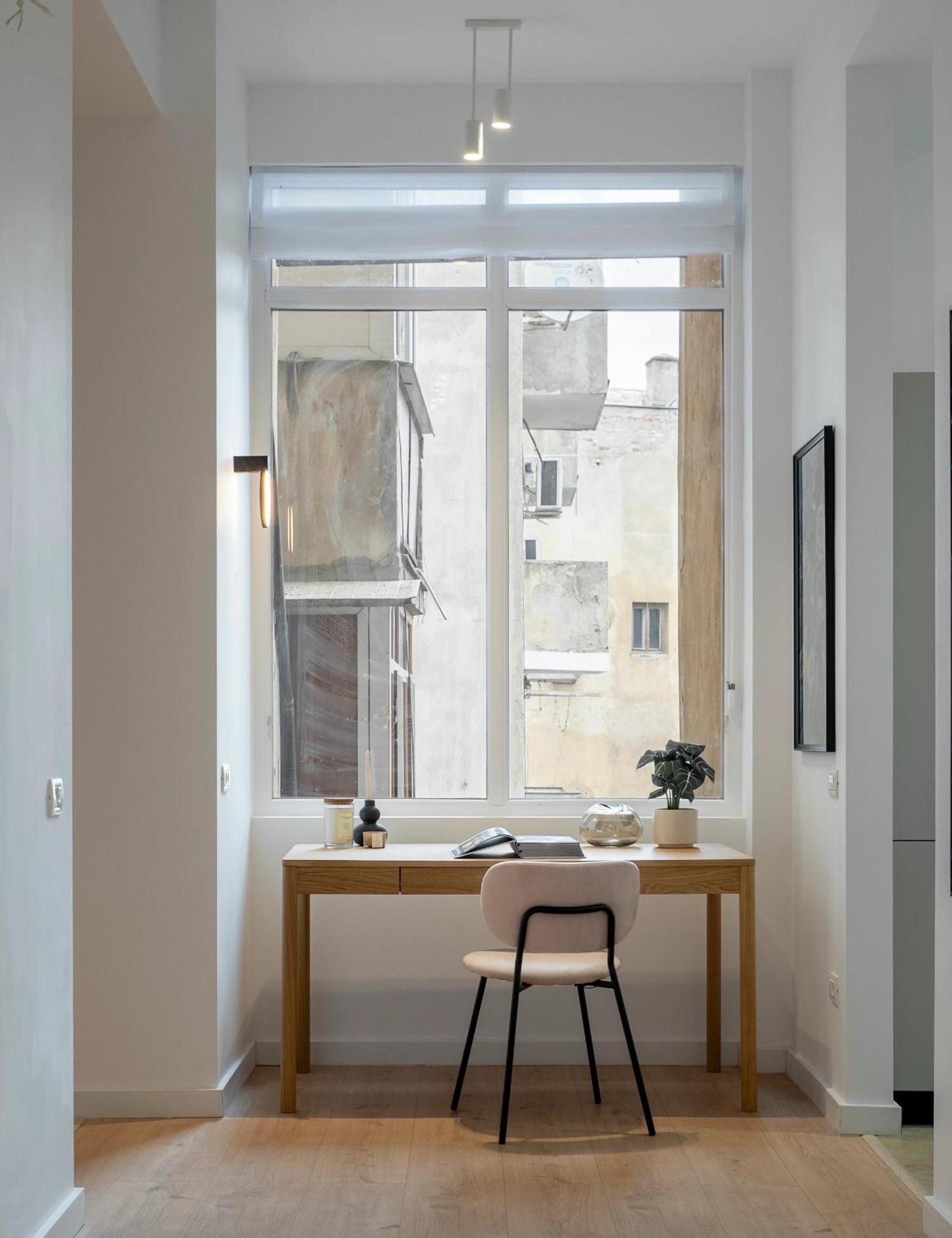 Universitatii Designer 3BR Apartment - Grand Windows High Ceilings & Central Balcony Views
