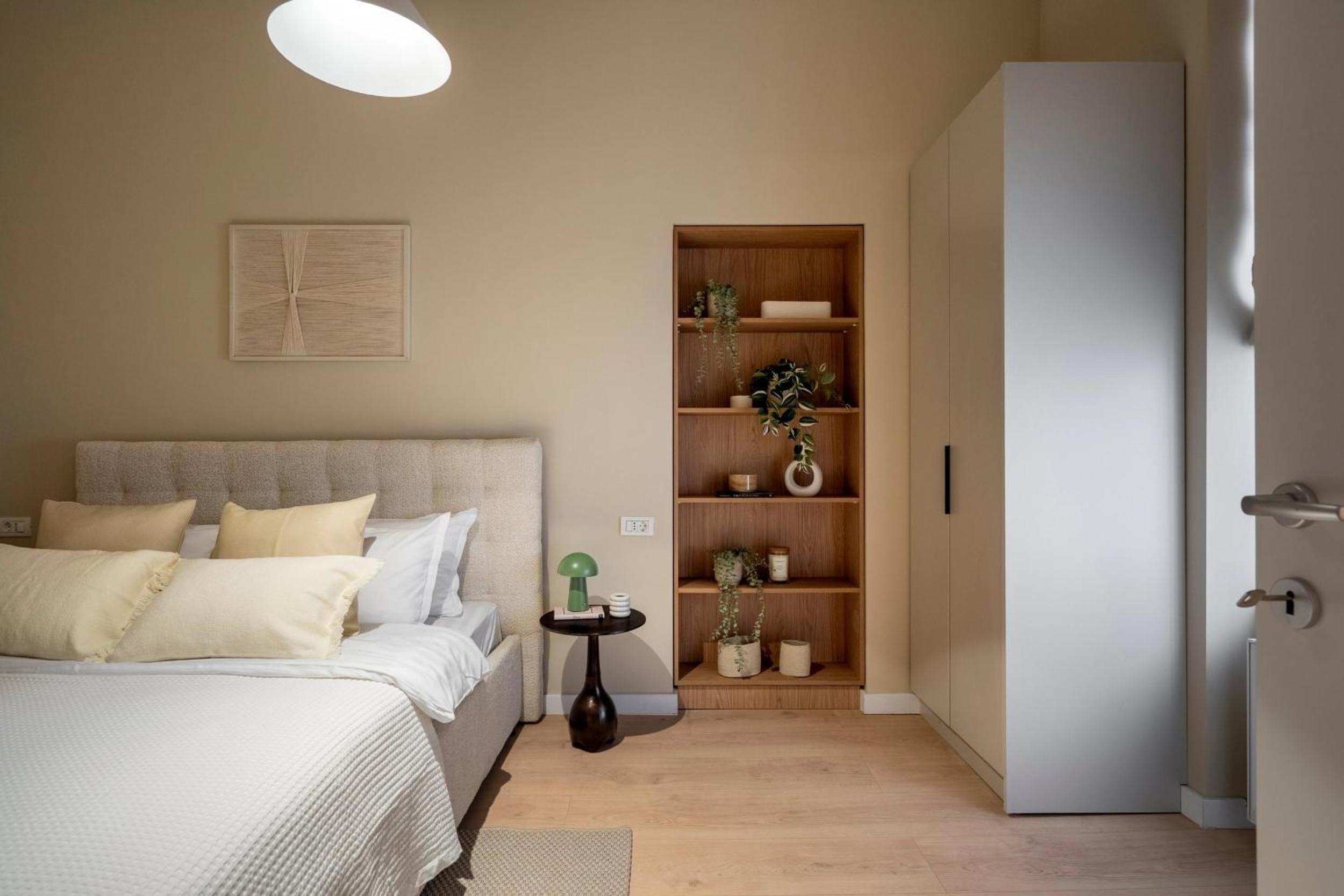 Universitatii Designer 3BR Apartment - Grand Windows High Ceilings & Central Balcony Views