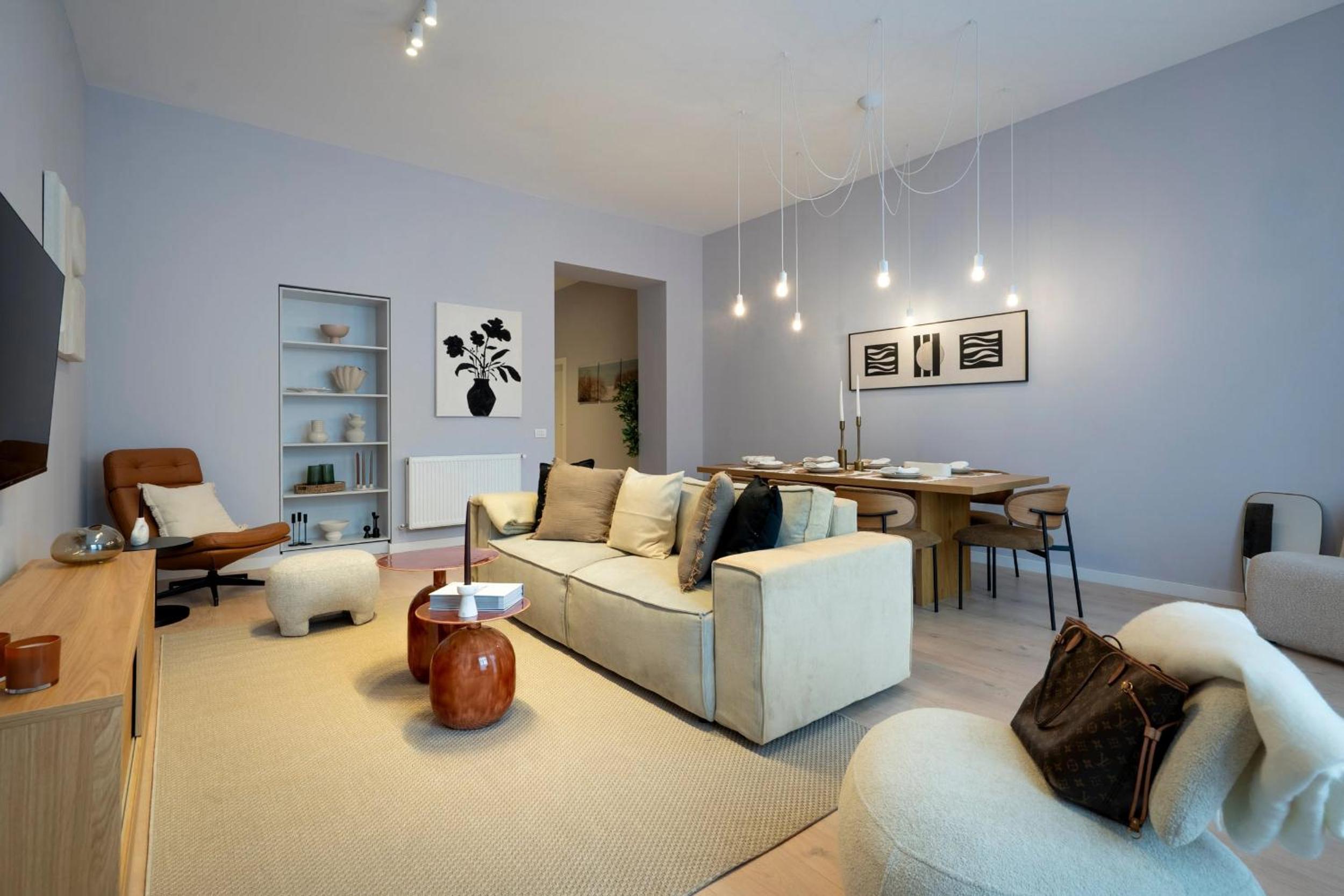 Universitatii Designer 3BR Apartment - Grand Windows High Ceilings & Central Balcony Views