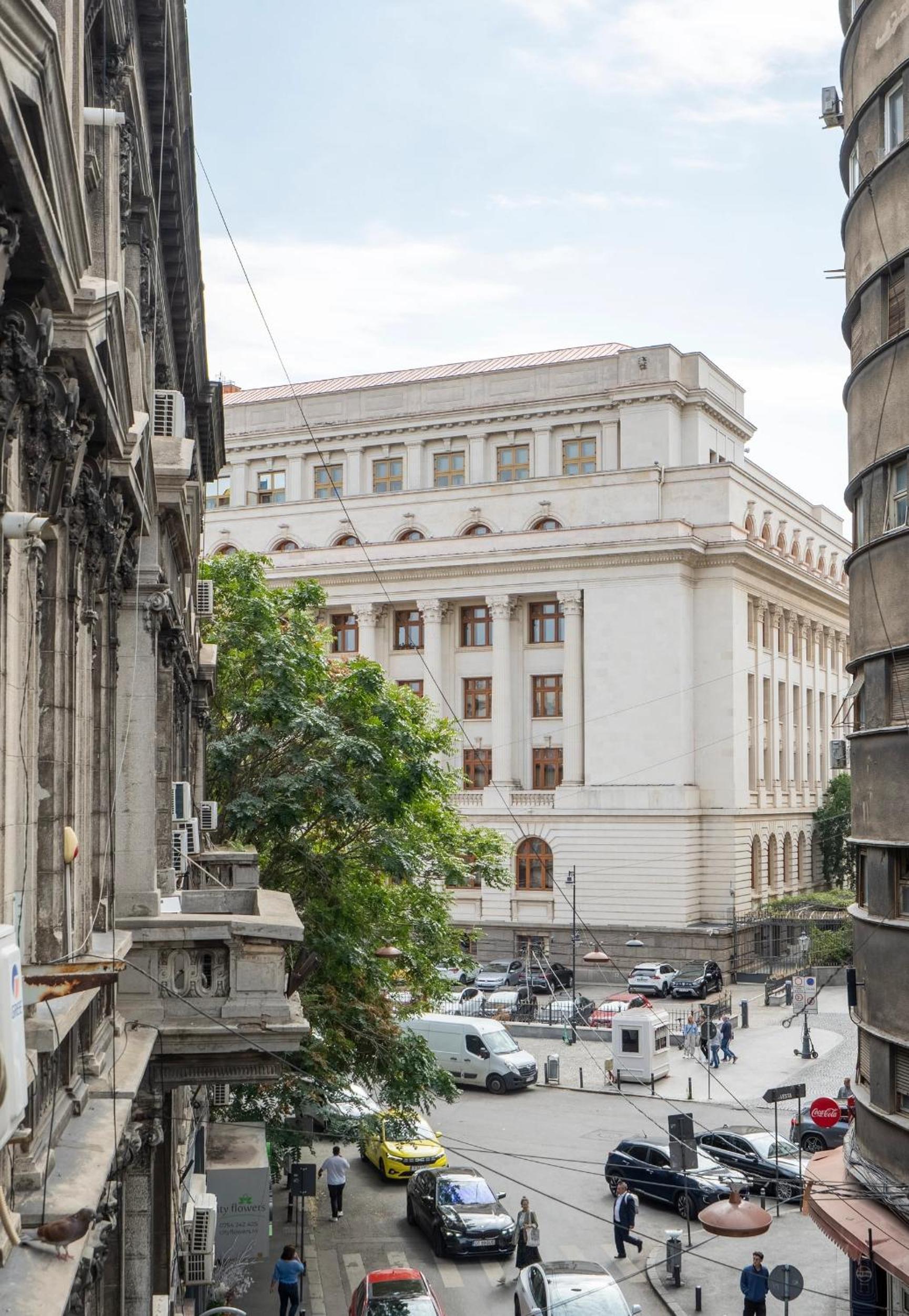Universitatii Designer 3BR Apartment - Grand Windows High Ceilings & Central Balcony Views