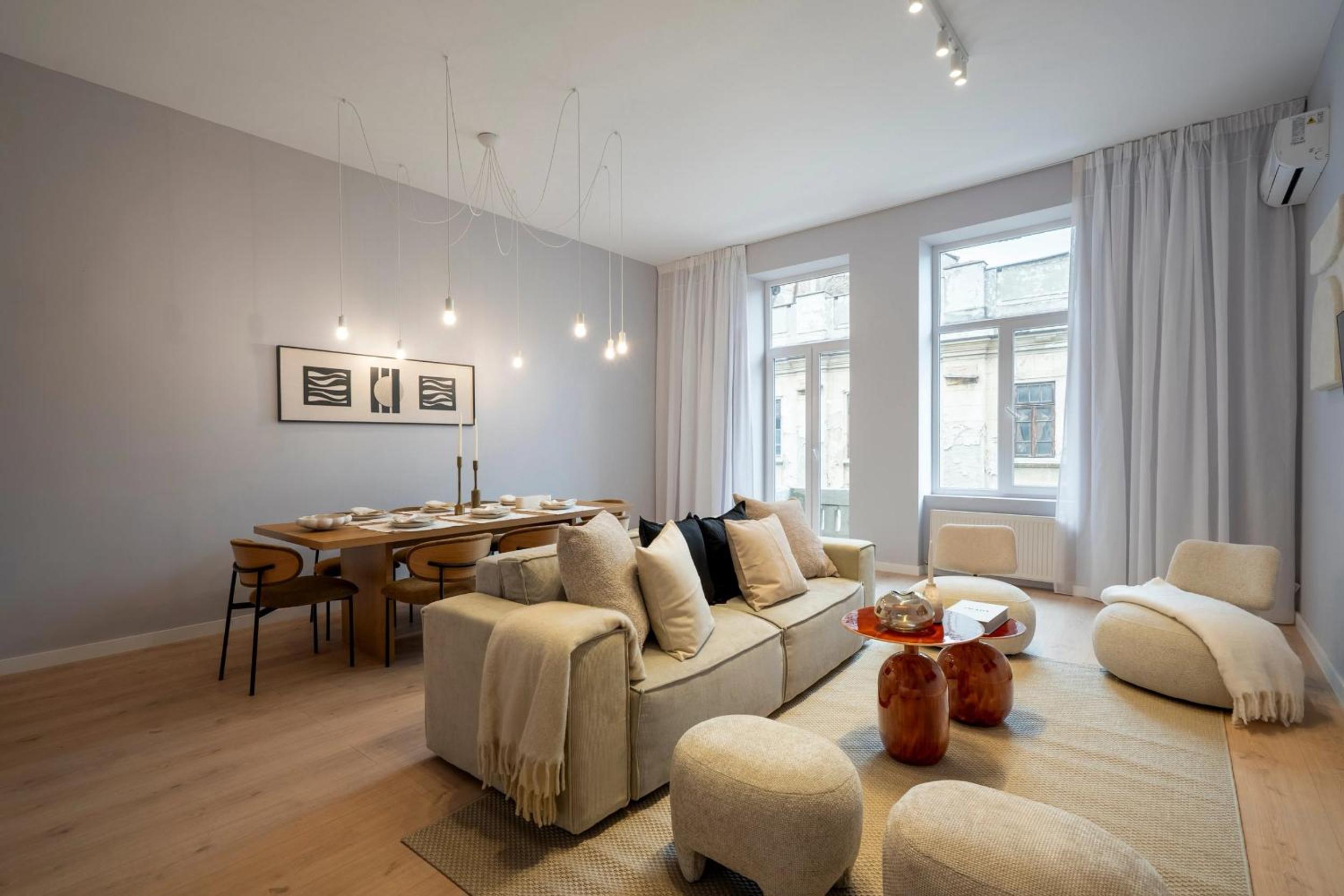Universitatii Designer 3BR Apartment - Grand Windows High Ceilings & Central Balcony Views